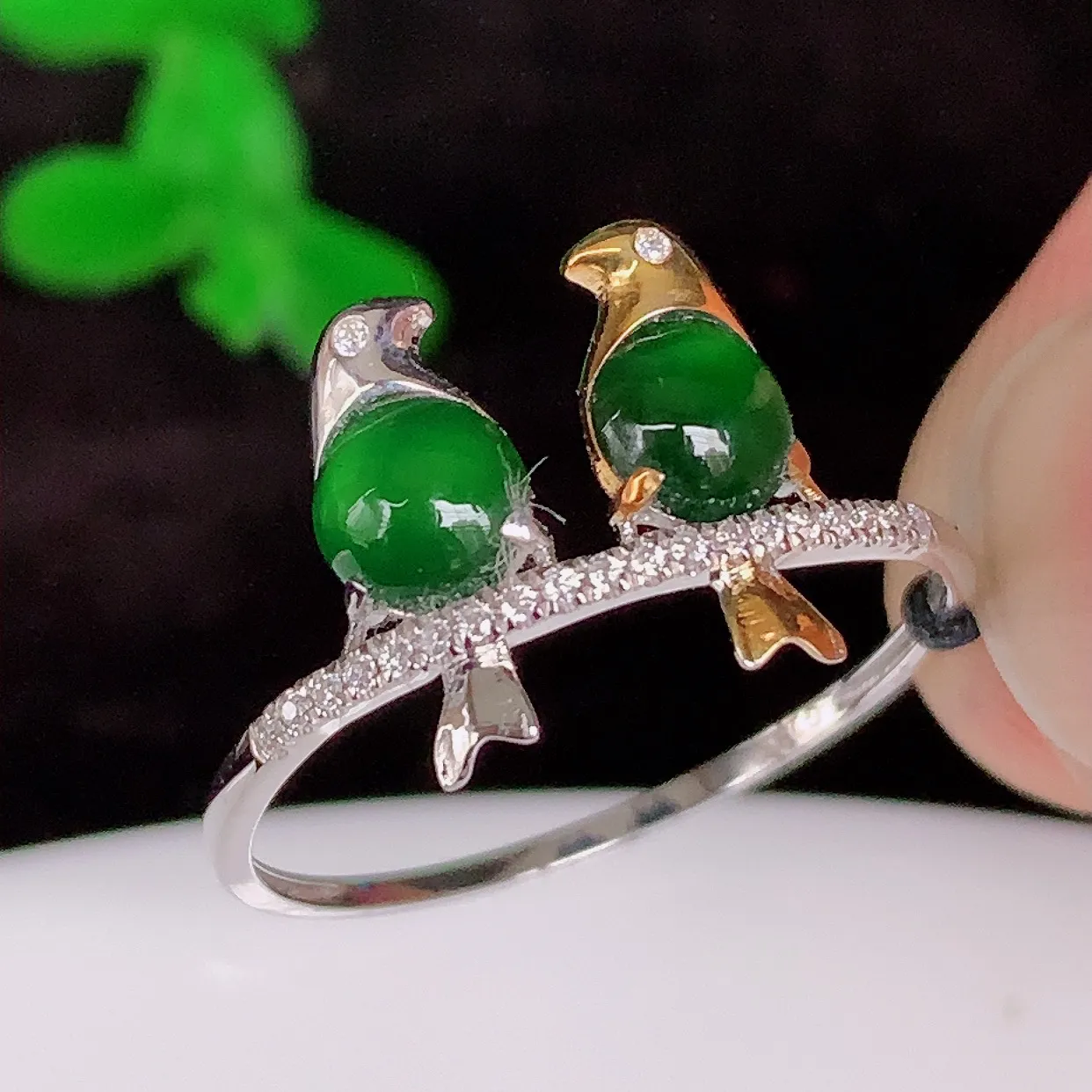 自然光实拍 18K金精工镶嵌冰满绿戒指，玉质细腻，翡翠色泽均匀，艳丽饱满，款式高贵大气，14圈口，上手亮眼，#666.1.17-31戒指整体21*19.5*3裸石4*4