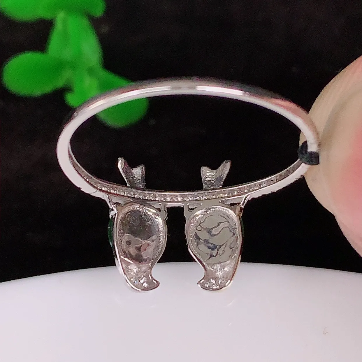 自然光实拍 18K金精工镶嵌冰满绿戒指，玉质细腻，翡翠色泽均匀，艳丽饱满，款式高贵大气，14圈口，上手亮眼，#666.1.17-31戒指整体21*19.5*3裸石4*4