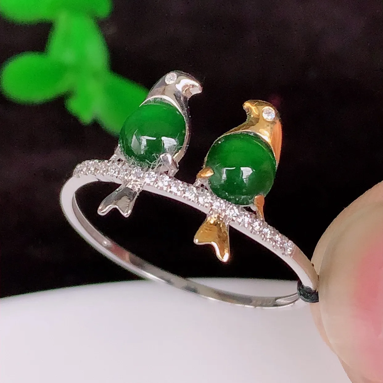 自然光实拍 18K金精工镶嵌冰满绿戒指，玉质细腻，翡翠色泽均匀，艳丽饱满，款式高贵大气，14圈口，上手亮眼，#666.1.17-31戒指整体21*19.5*3裸石4*4