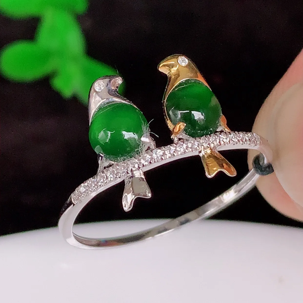 自然光实拍 18K金精工镶嵌冰满绿戒指，玉质细腻，翡翠色泽均匀，艳丽饱满，款式高贵大气，14圈口，上手亮眼，#666.1.17-31戒指整体21*19.5*3裸石4*4