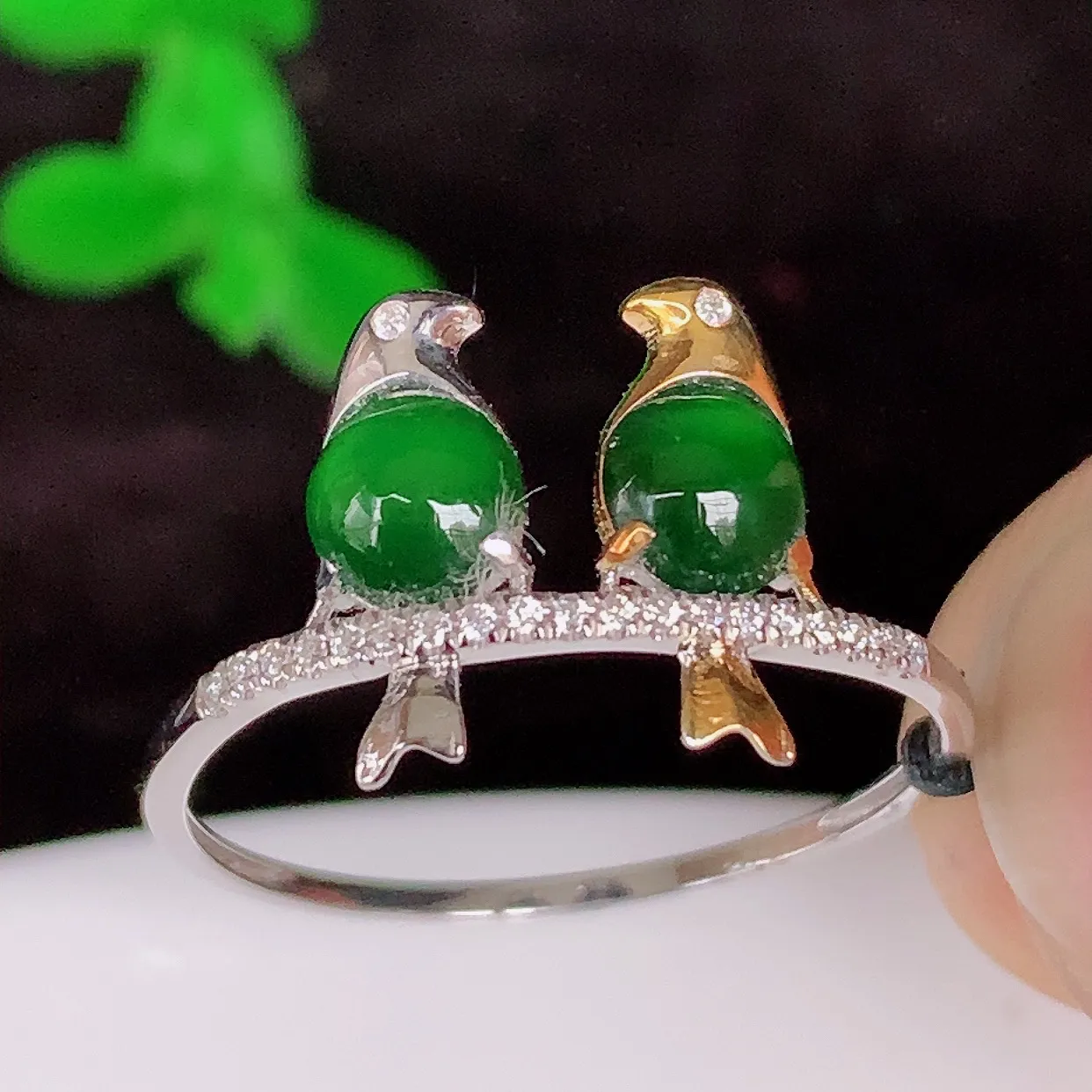 自然光实拍 18K金精工镶嵌冰满绿戒指，玉质细腻，翡翠色泽均匀，艳丽饱满，款式高贵大气，14圈口，上