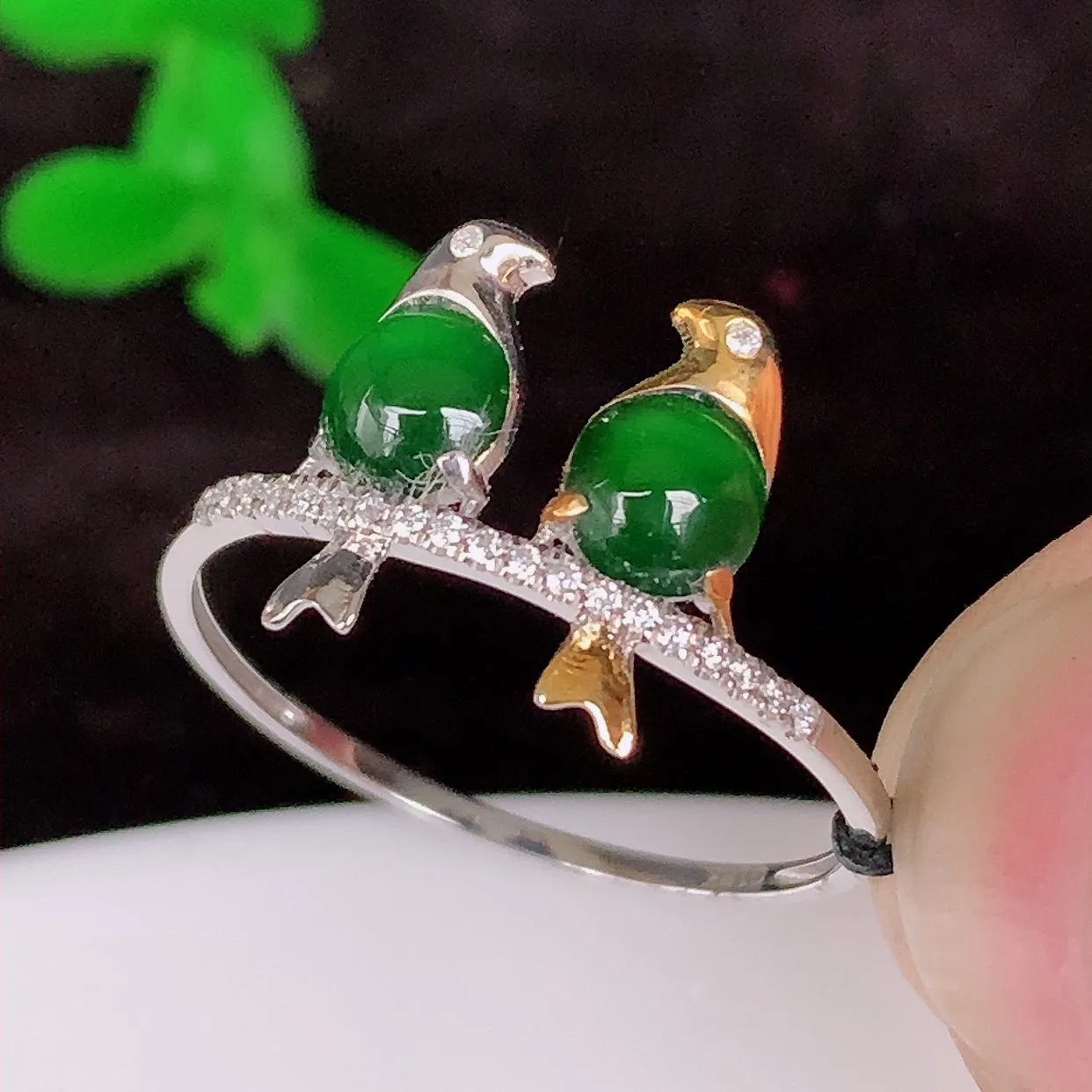 自然光实拍 18K金精工镶嵌冰满绿戒指，玉质细腻，翡翠色泽均匀，艳丽饱满，款式高贵大气，14圈口，上手亮眼，#666.1.17-31戒指整体21*19.5*3裸石4*4