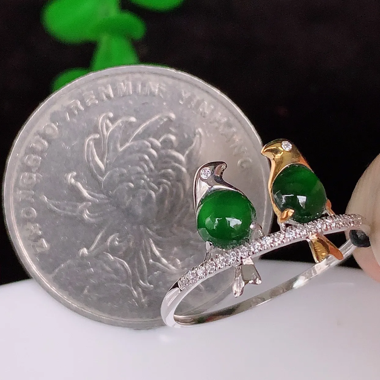 自然光实拍 18K金精工镶嵌冰满绿戒指，玉质细腻，翡翠色泽均匀，艳丽饱满，款式高贵大气，14圈口，上手亮眼，#666.1.17-31戒指整体21*19.5*3裸石4*4