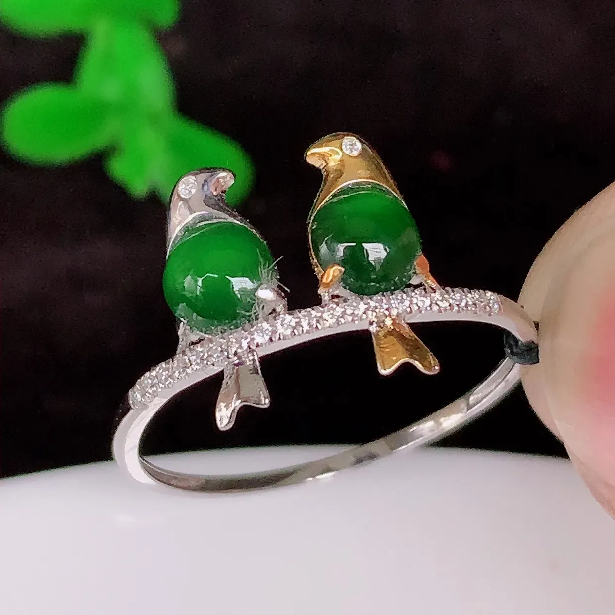 自然光实拍 18K金精工镶嵌冰满绿戒指，玉质细腻，翡翠色泽均匀，艳丽饱满，款式高贵大气，14圈口，上手亮眼，#666.1.17-31戒指整体21*19.5*3裸石4*4