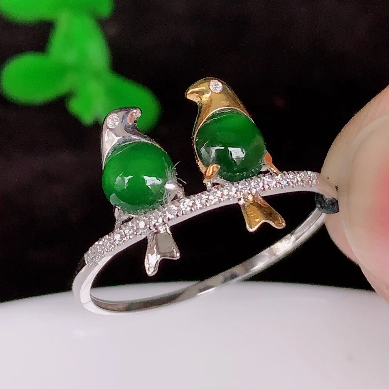 自然光实拍 18K金精工镶嵌冰满绿戒指，玉质细腻，翡翠色泽均匀，艳丽饱满，款式高贵大气，14圈口，上手亮眼，#666.1.17-31戒指整体21*19.5*3裸石4*4