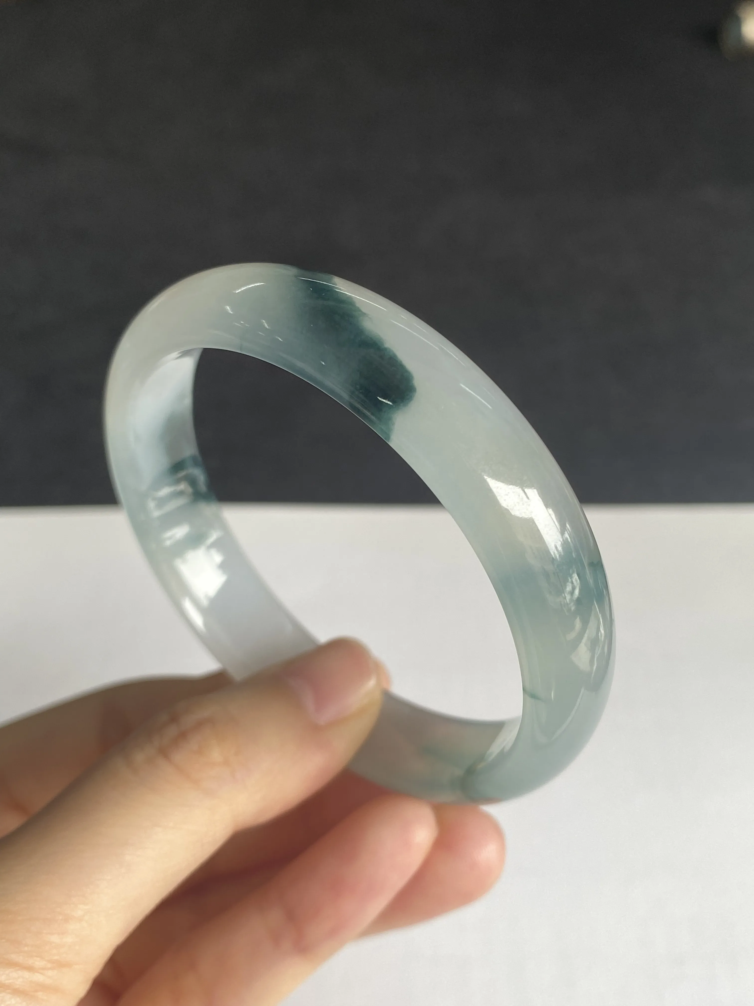 56.7，翡翠冰糯种飘绿手镯