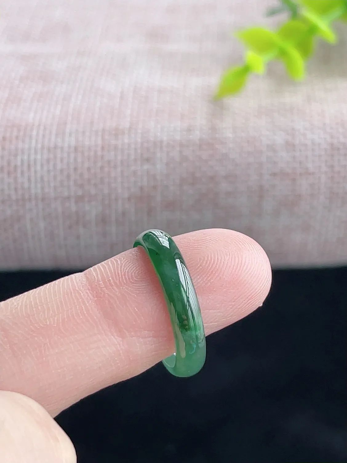 天然A货翡翠冰油绿起光戒指  半山半水  冰清玉洁   冰透水润  佩戴效果优雅大方（请在自然光欣赏）CB5372  尺寸17.5-4.2-2mm   16号