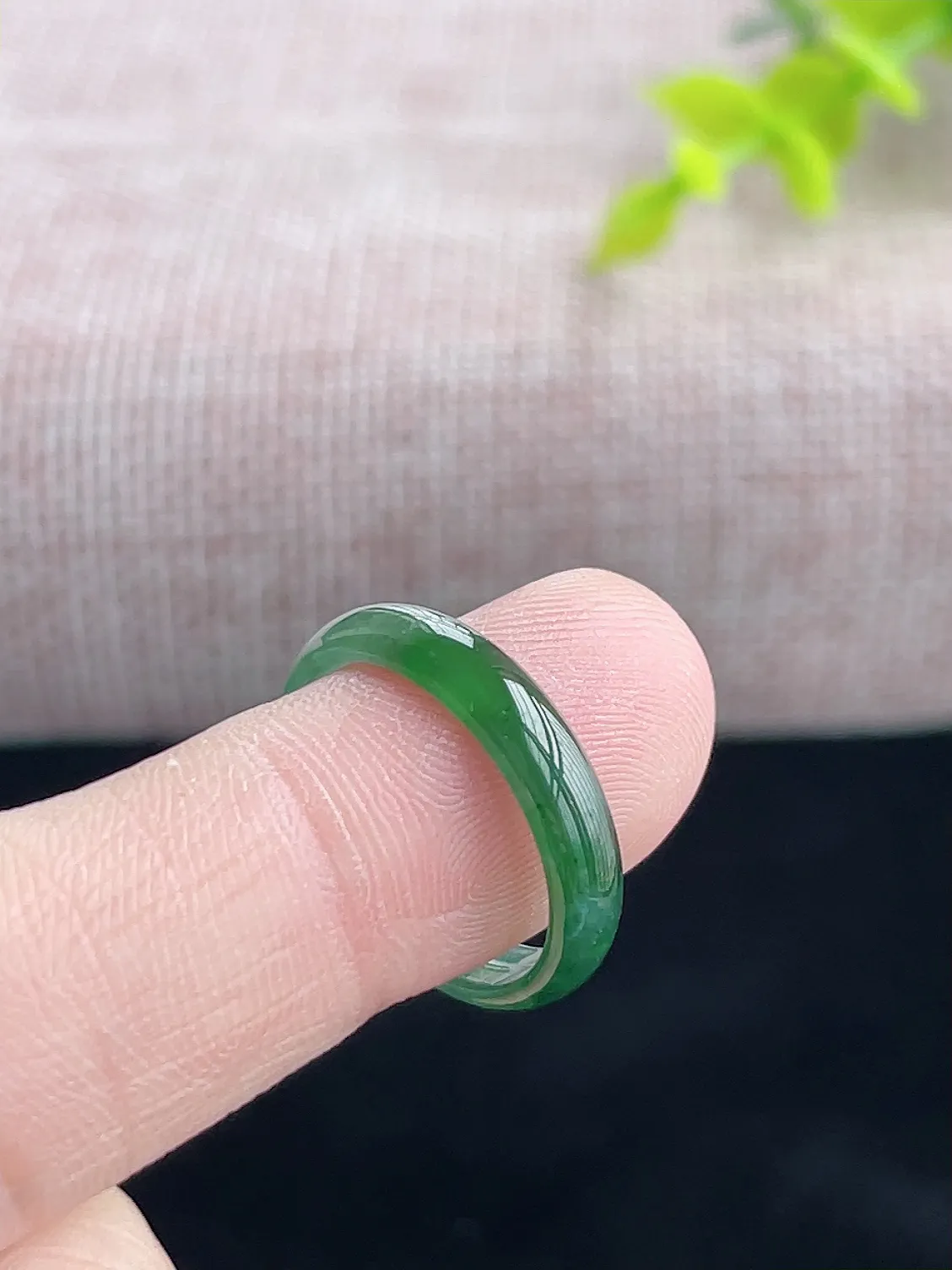 天然A货翡翠冰油绿起光戒指  半山半水  冰清玉洁   冰透水润  佩戴效果优雅大方（请在自然光欣赏）CB5372  尺寸17.5-4.2-2mm   16号