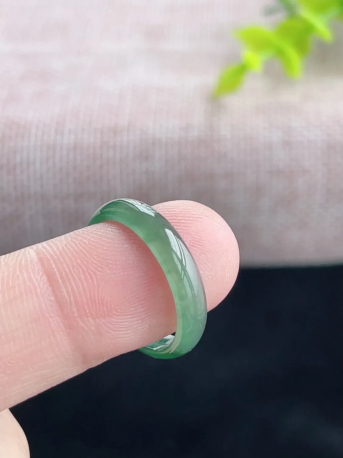 天然A货翡翠冰油绿起光戒指  半山半水  冰清玉洁   冰透水润  佩戴效果优雅大方（请在自然光欣赏）CB5372  尺寸17.5-4.2-2mm   16号