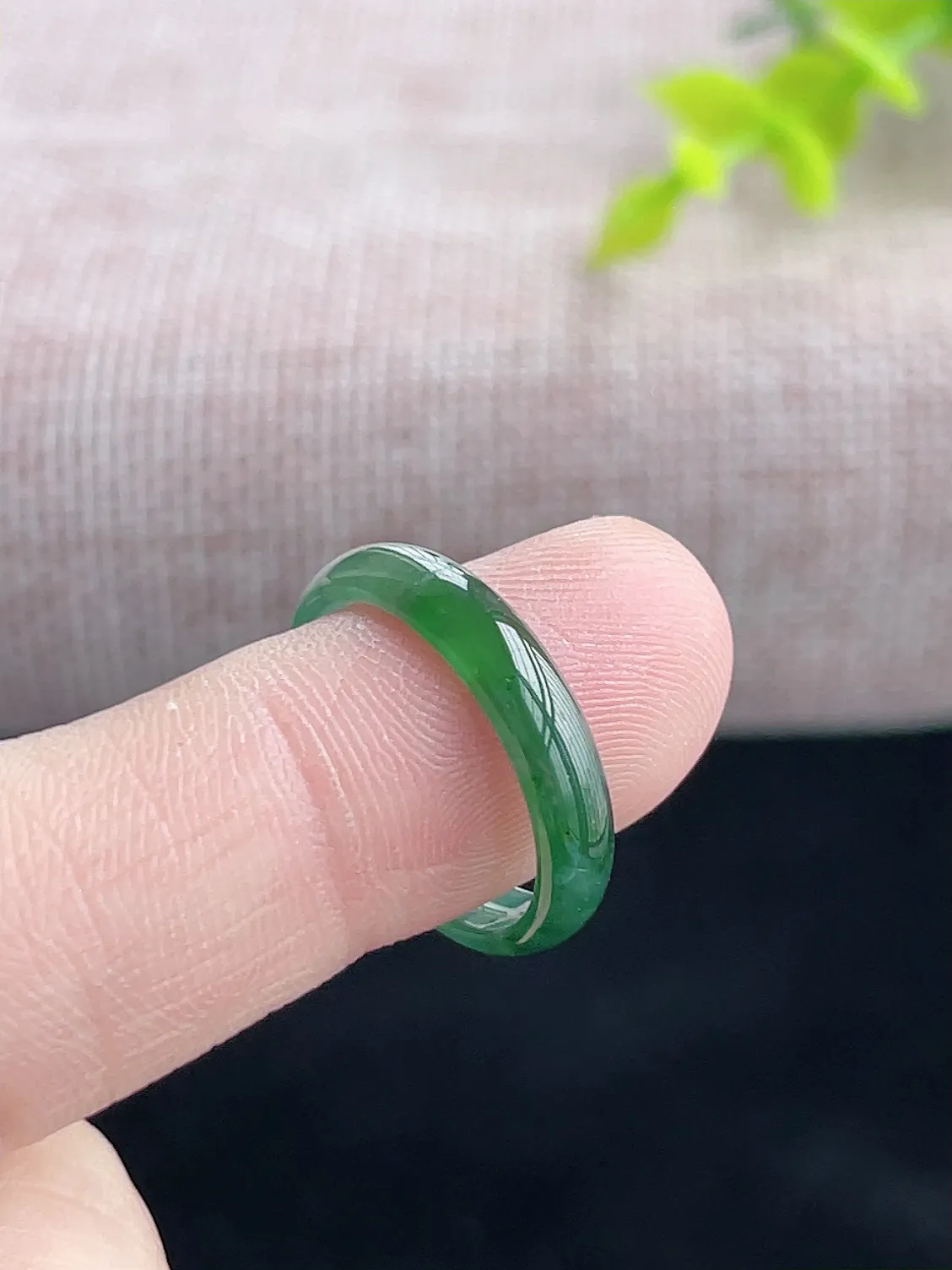 天然A货翡翠冰油绿起光戒指  半山半水  冰清玉洁   冰透水润  佩戴效果优雅大方（请在自然光欣赏）CB5372  尺寸17.5-4.2-2mm   16号