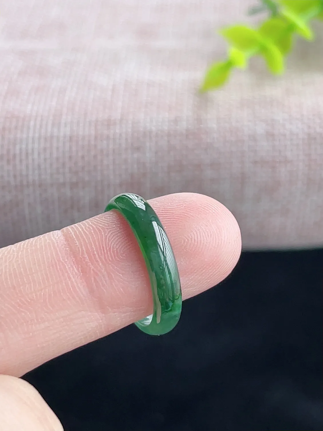 天然A货翡翠冰油绿起光戒指  半山半水  冰清玉洁   冰透水润  佩戴效果优雅大方（请在自然光欣赏）CB5372  尺寸17.5-4.2-2mm   16号