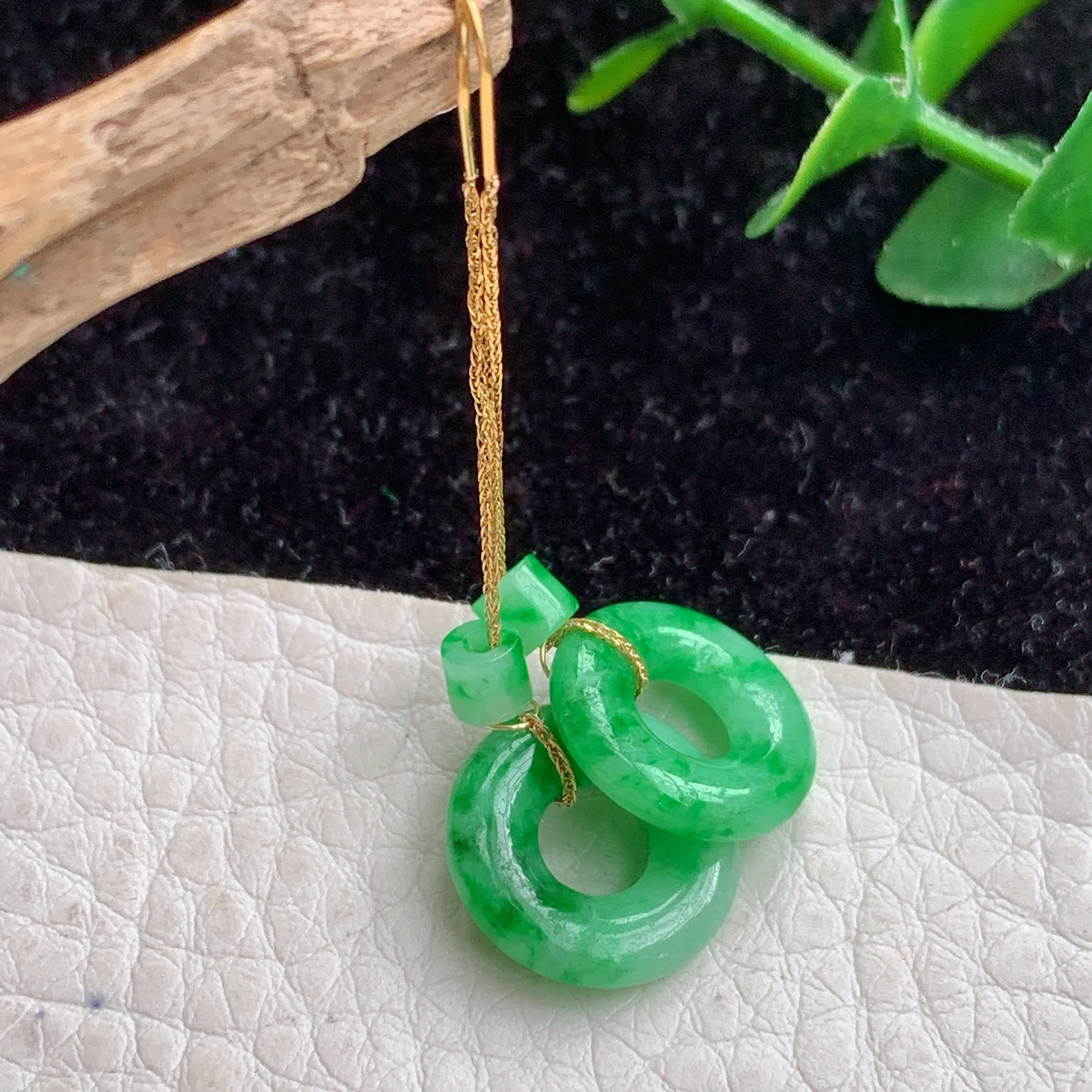 fly 自然光实拍，18k金镶嵌甜甜圈时尚百搭耳坠一对 玉质莹润，种水好，细腻干净，佩戴高档亮丽！尺