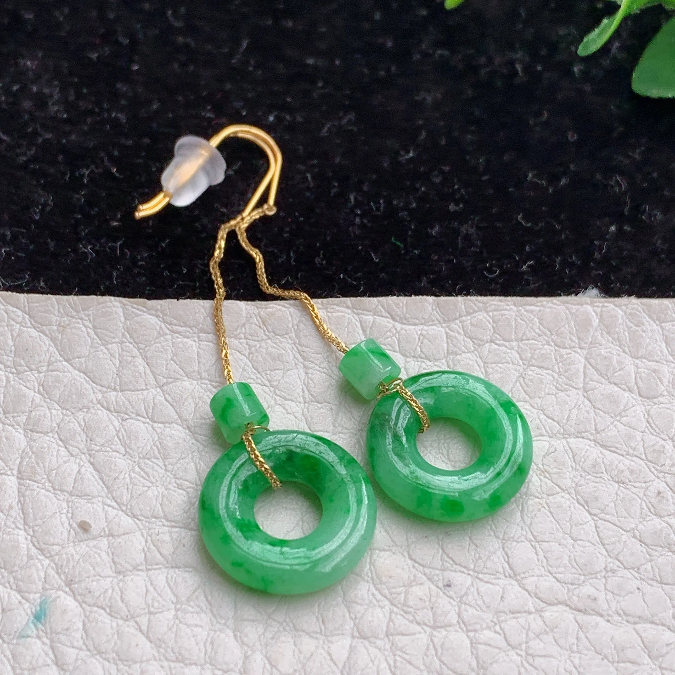 fly 自然光实拍，18k金镶嵌甜甜圈时尚百搭耳坠一对 玉质莹润，种水好，细腻干净，佩戴高档亮丽！尺寸:12.6*2.3mm  全长约:48.5mm