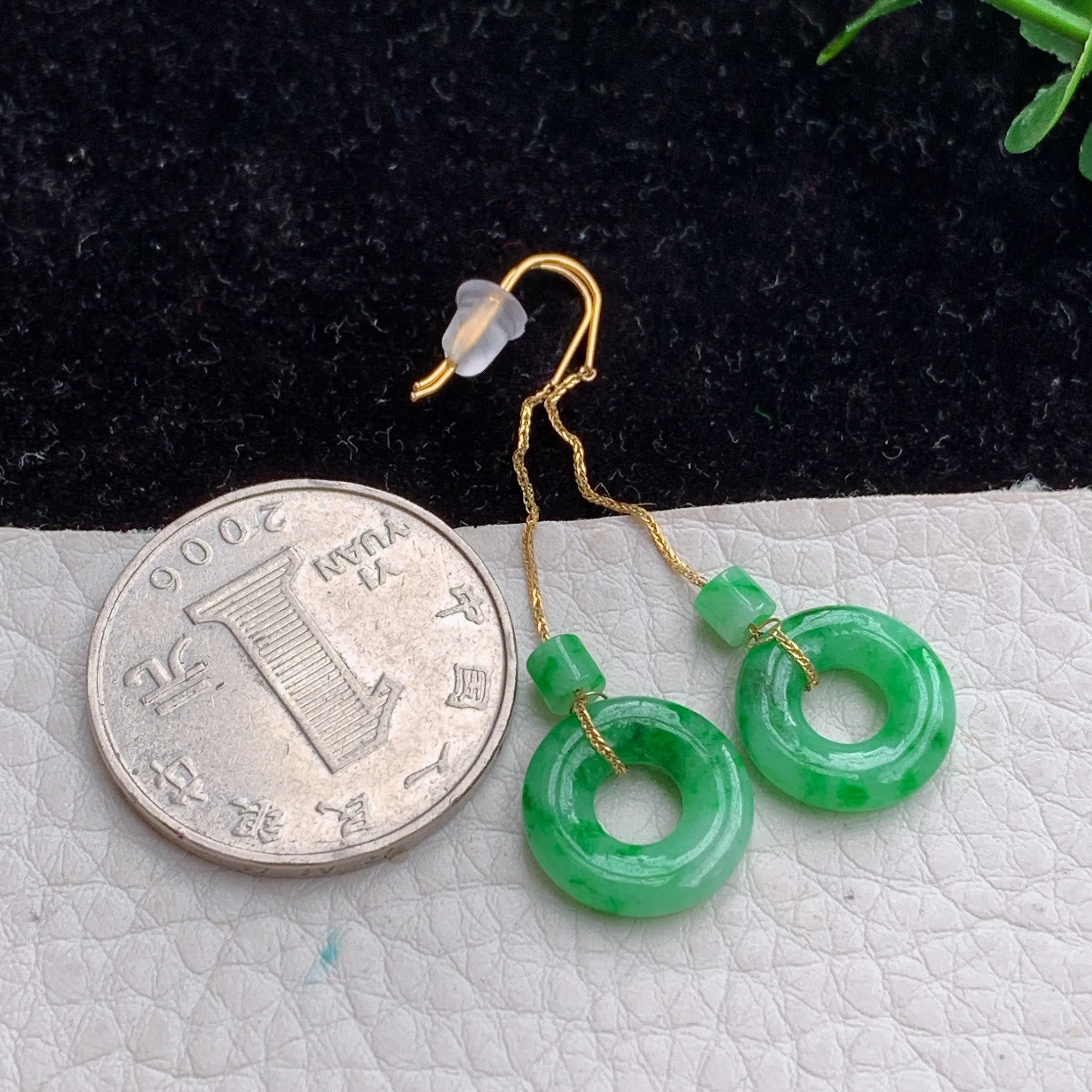 fly 自然光实拍，18k金镶嵌甜甜圈时尚百搭耳坠一对 玉质莹润，种水好，细腻干净，佩戴高档亮丽！尺寸:12.6*2.3mm  全长约:48.5mm