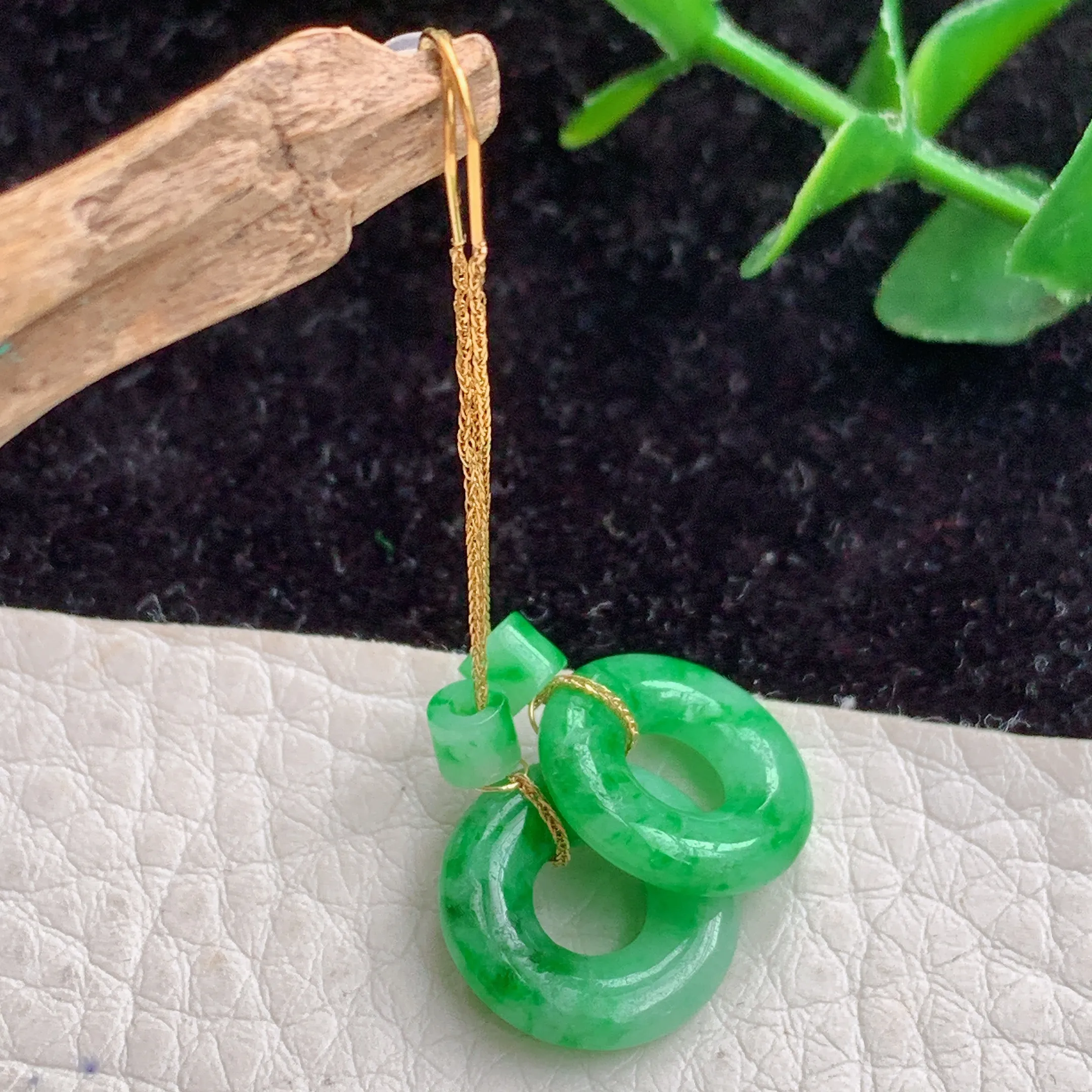 fly 自然光实拍，18k金镶嵌甜甜圈时尚百搭耳坠一对 玉质莹润，种水好，细腻干净，佩戴高档亮丽！尺寸:12.6*2.3mm  全长约:48.5mm