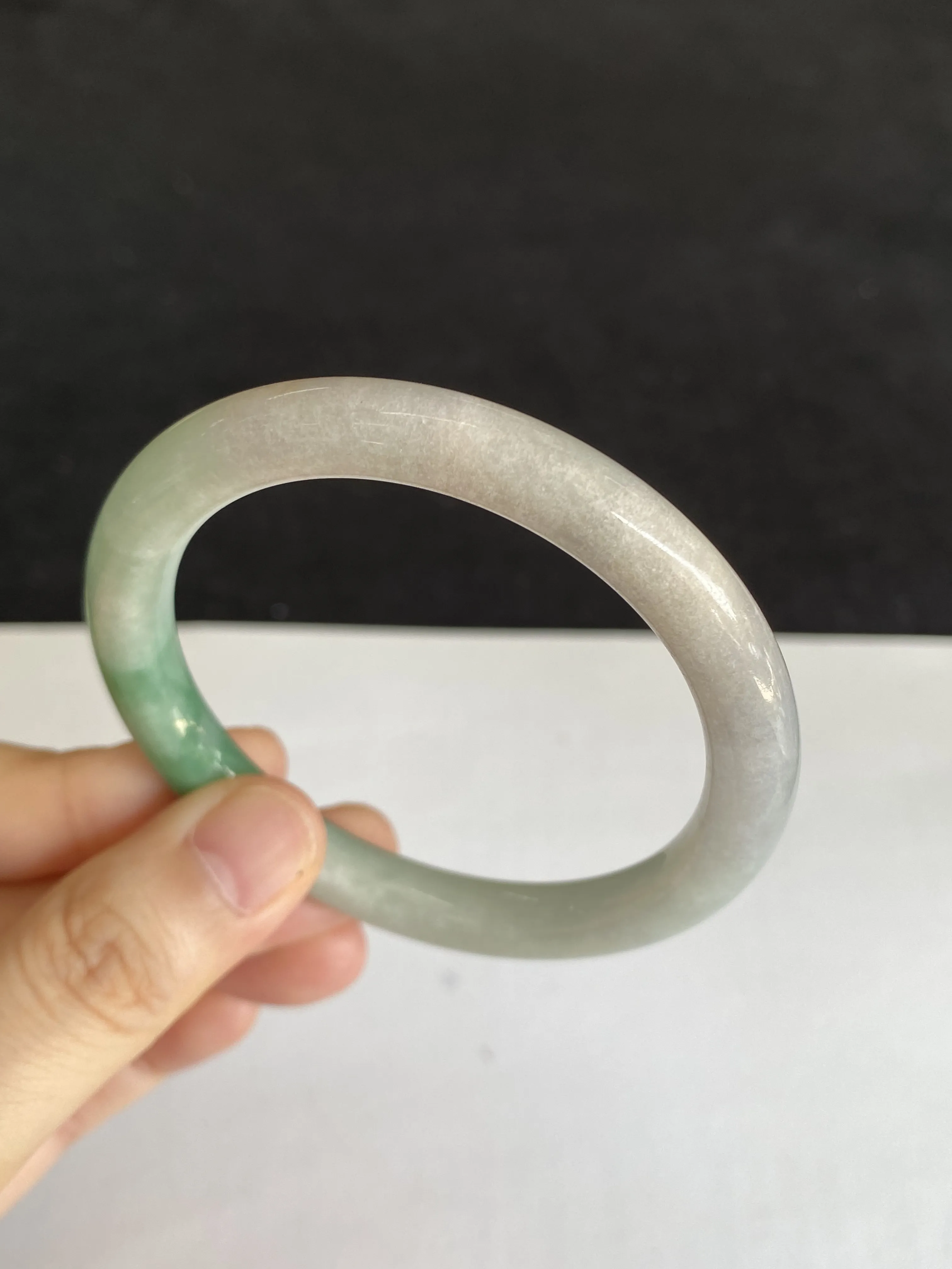 53，翡翠糯化种飘绿手镯
