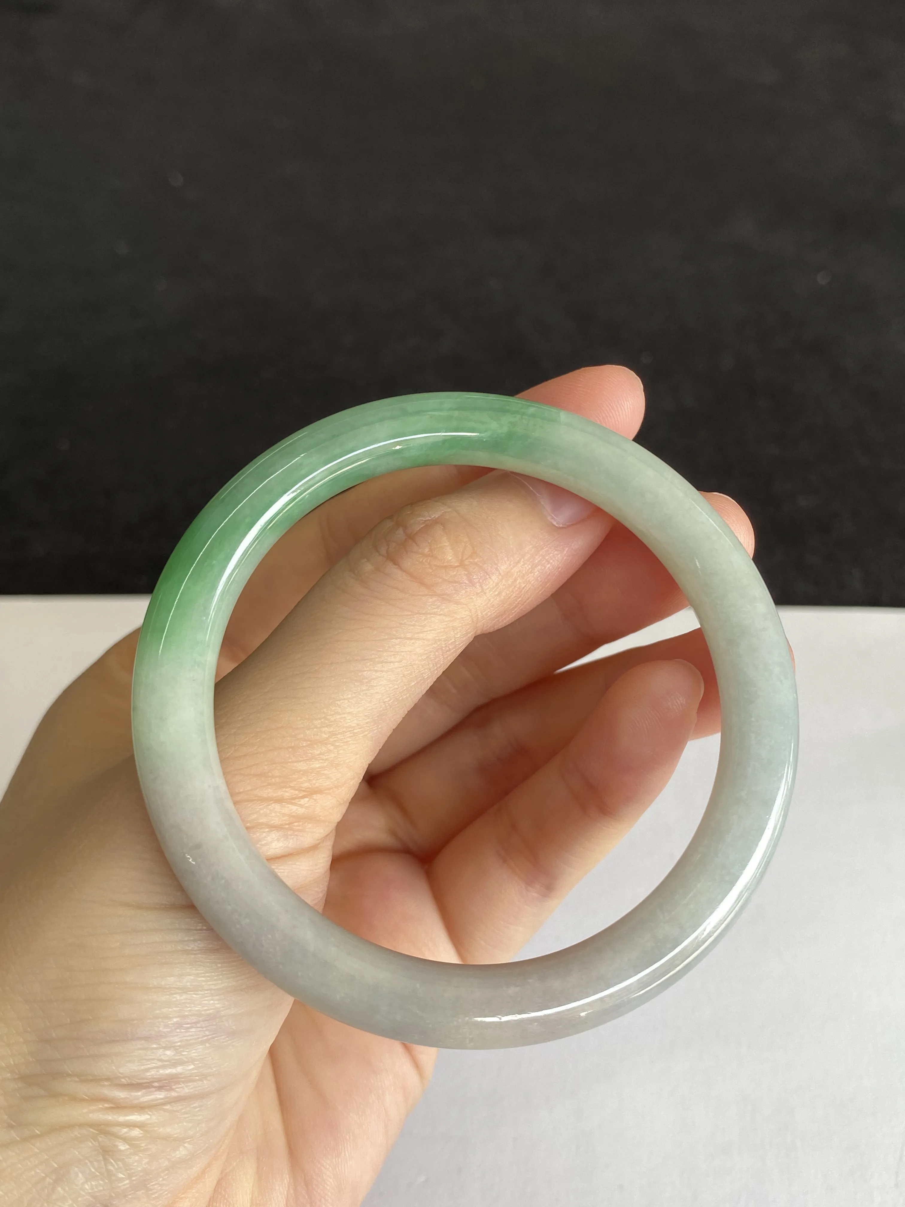 53，翡翠糯化种飘绿手镯