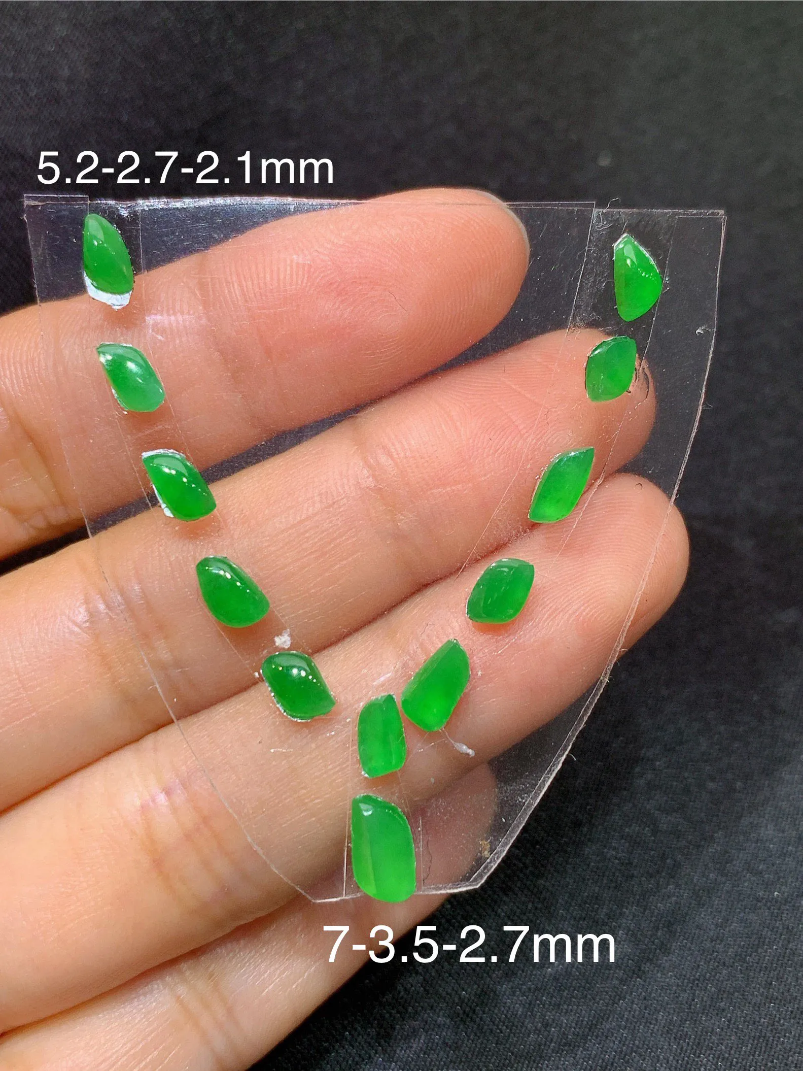 镶嵌款 翠绿随形一手 玉质细腻 水润透亮 色泽艳丽 取一尺寸5.2*2.7*2.1