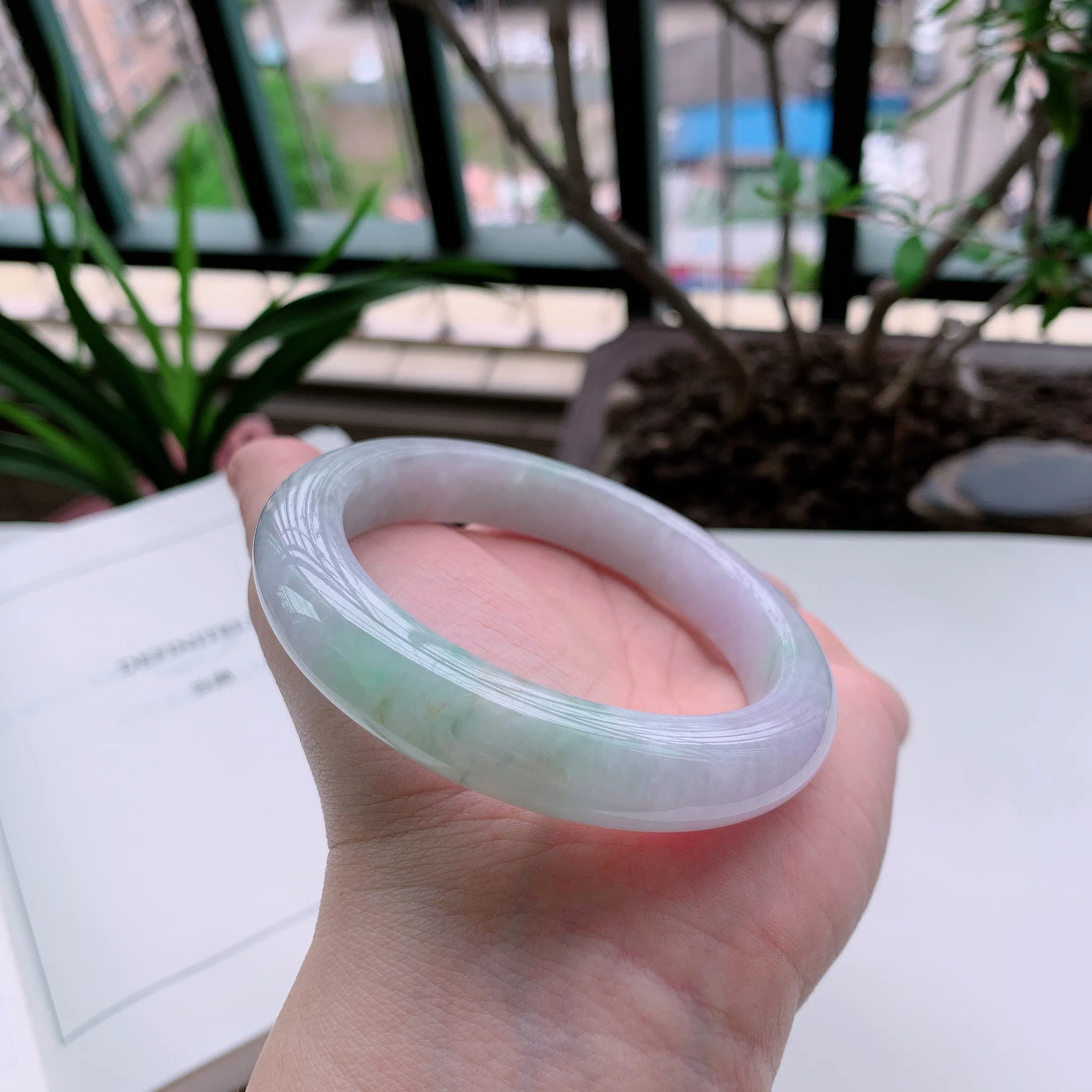 正圈56圈口，天然A货翡翠冰糯种春彩飘阳绿玉手镯，水润秀丽，飘花灵动，种水十足，视觉甜美可人，恰到好处的美，十分高雅耐看，条形优美，上手优雅大方。62.77