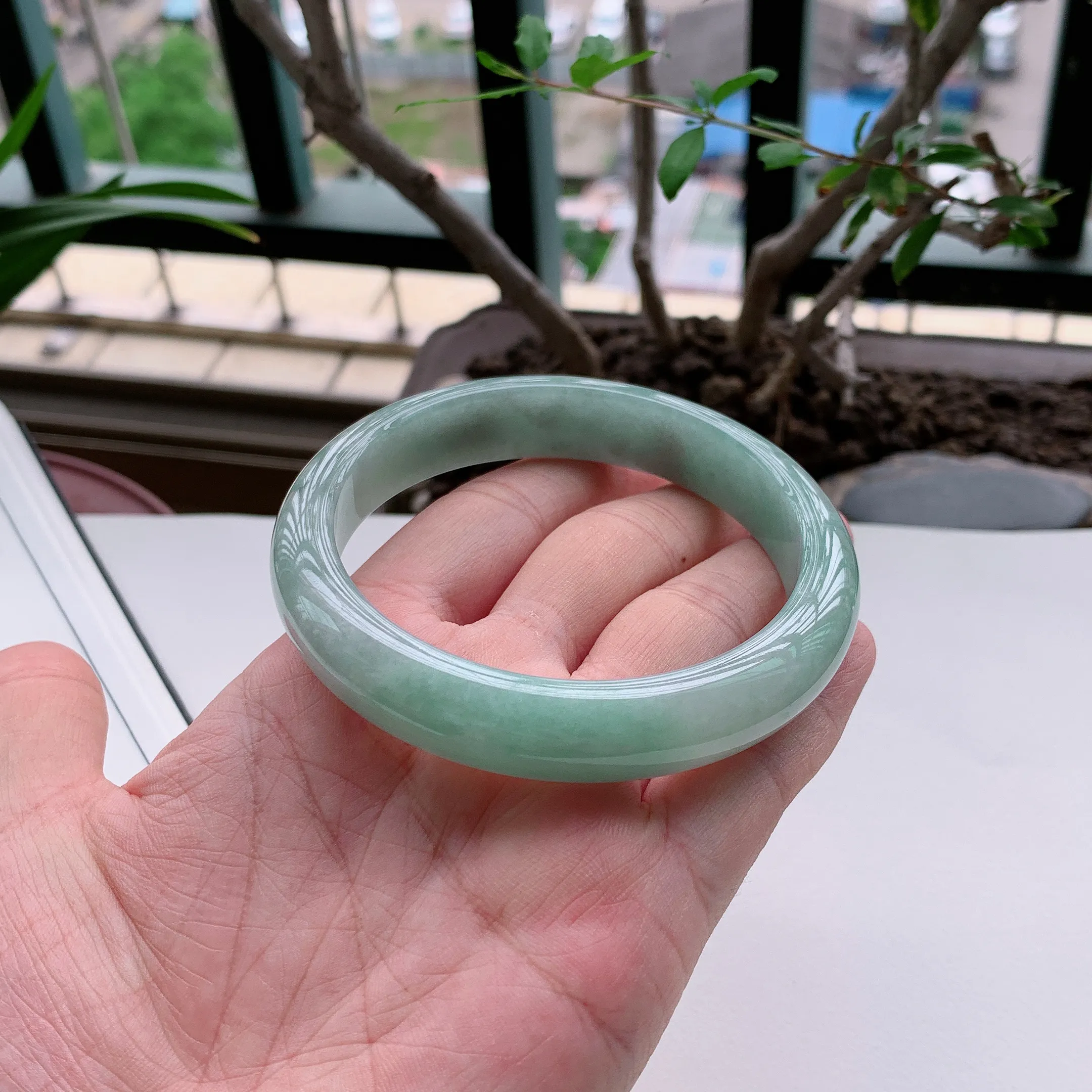 正圈63圈口，天然A货翡翠冰糯种飘绿玉手镯，水润秀丽，飘花灵动，种水十足，视觉甜美可人，恰到好处的美，十分高雅耐看，条形优美，上手优雅大方。72.02