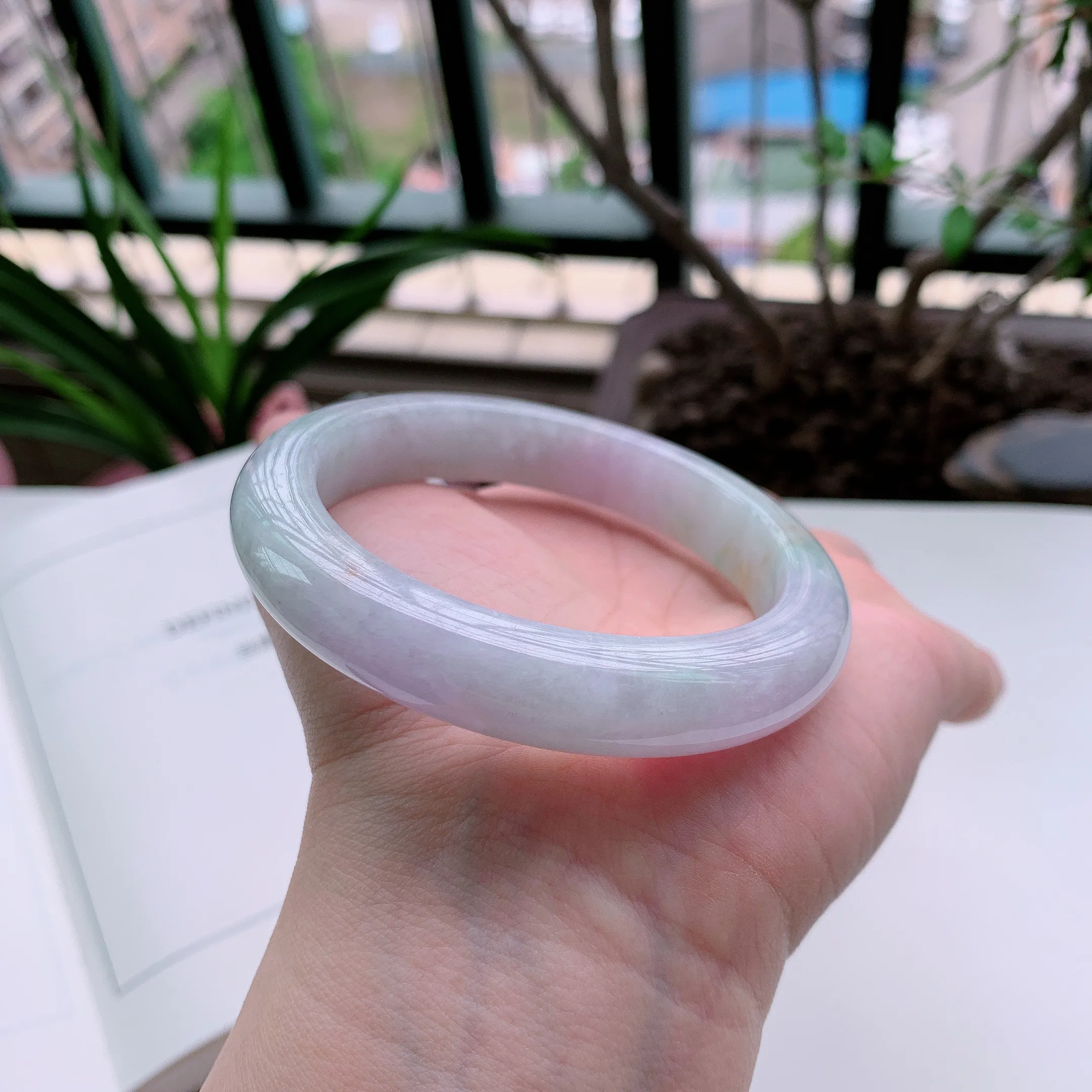 正圈56圈口，天然A货翡翠冰糯种春彩飘阳绿玉手镯，水润秀丽，飘花灵动，种水十足，视觉甜美可人，恰到好处的美，十分高雅耐看，条形优美，上手优雅大方。62.77