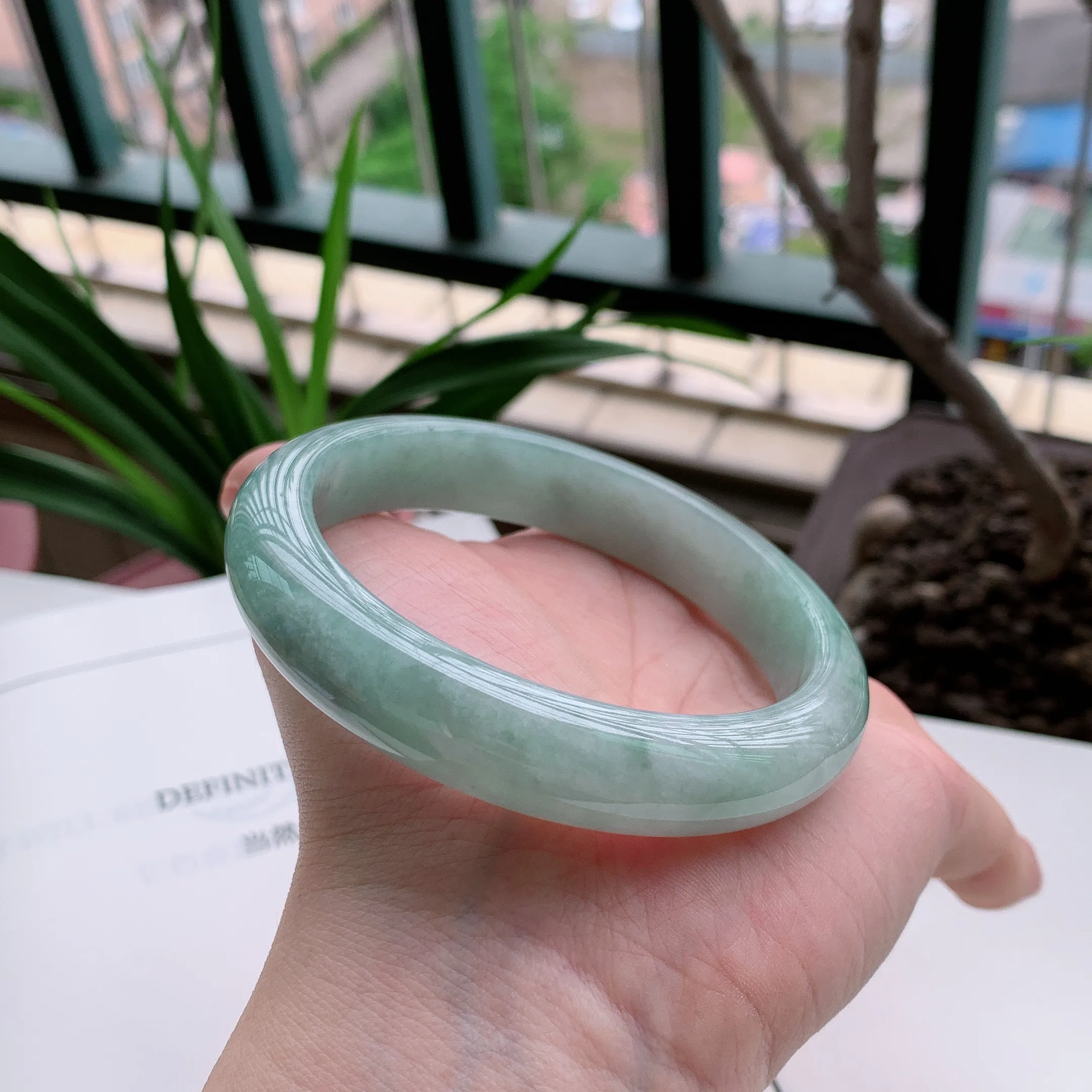 正圈63圈口，天然A货翡翠冰糯种飘绿玉手镯，水润秀丽，飘花灵动，种水十足，视觉甜美可人，恰到好处的美，十分高雅耐看，条形优美，上手优雅大方。72.02