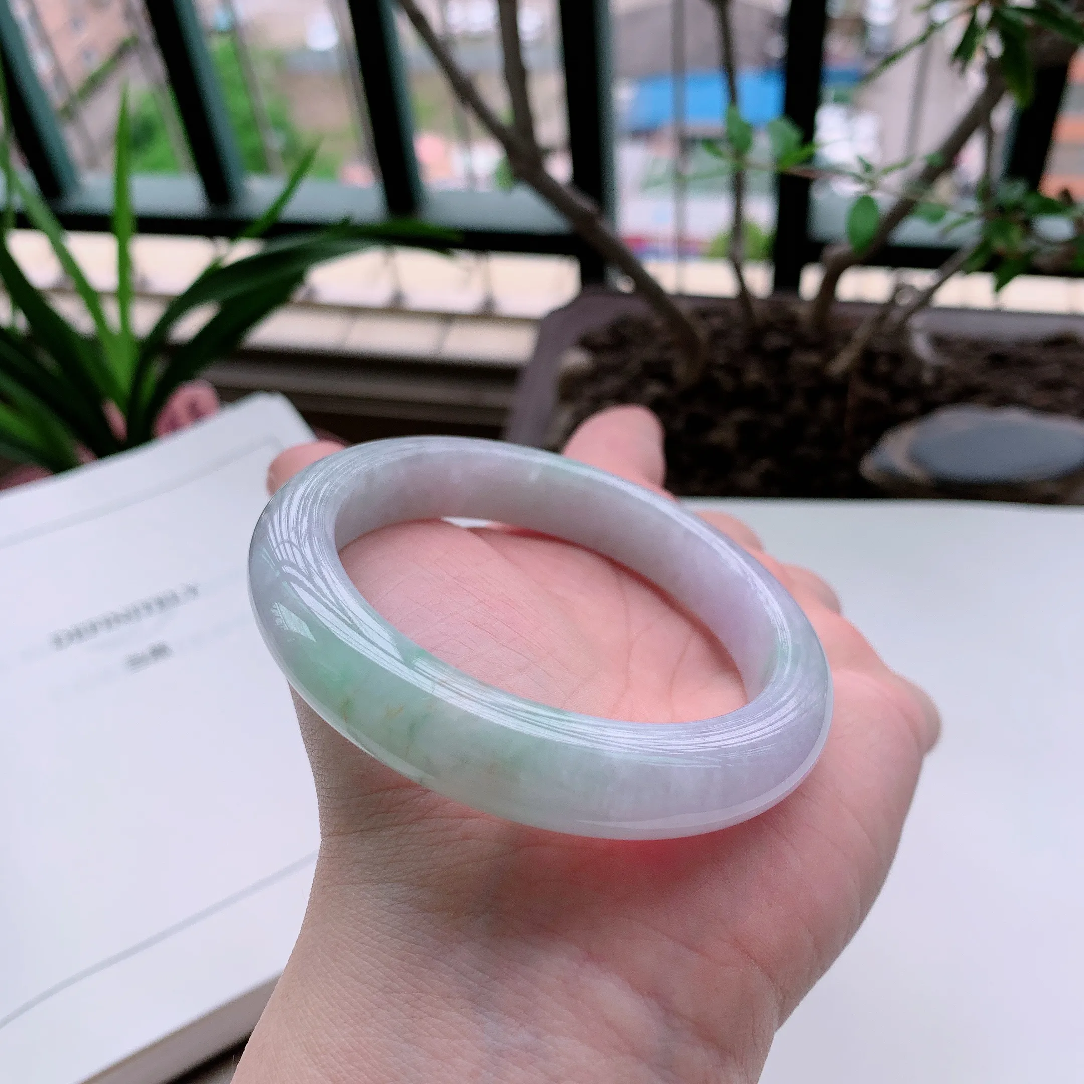 正圈56圈口，天然A货翡翠冰糯种春彩飘阳绿玉手镯，水润秀丽，飘花灵动，种水十足，视觉甜美可人，恰到