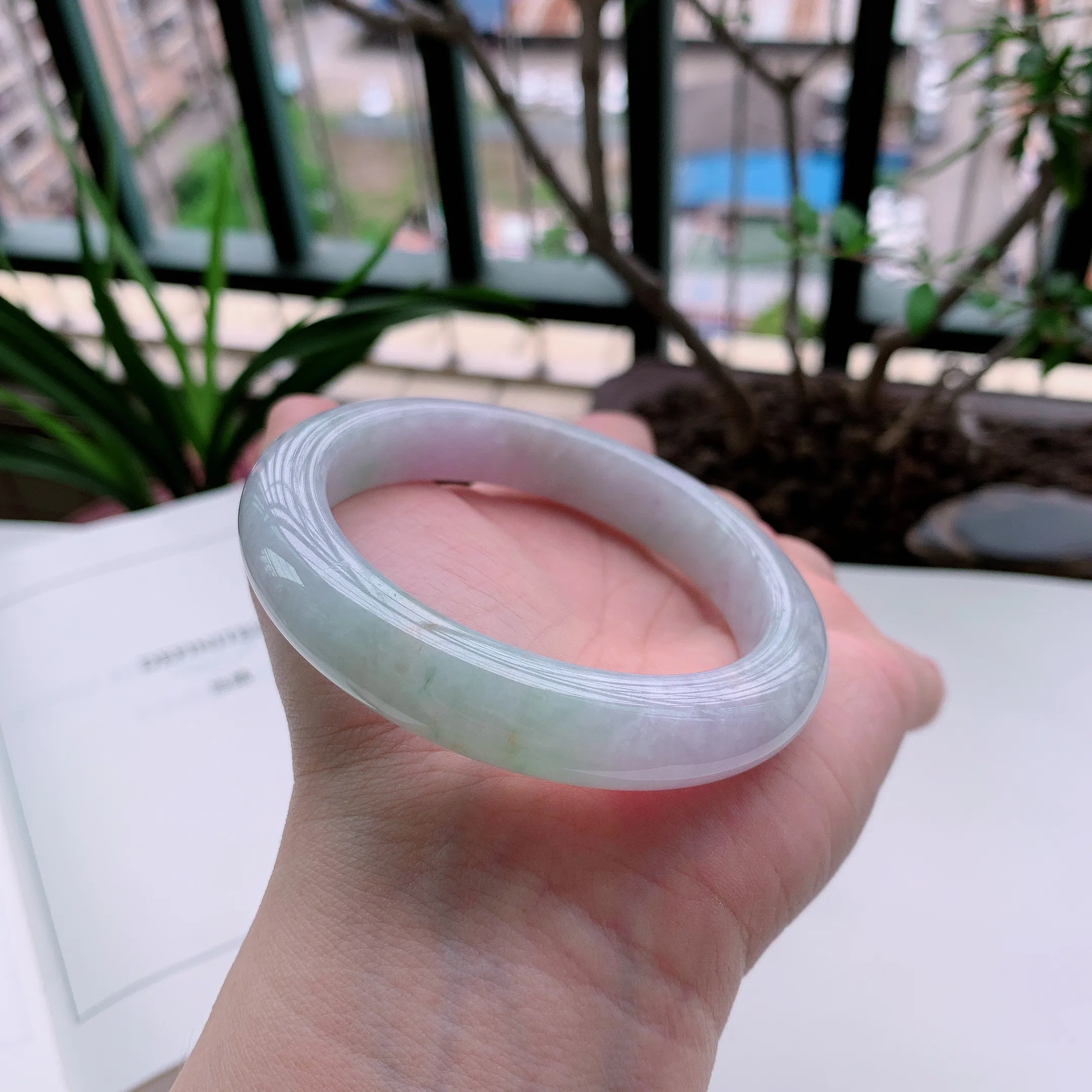 正圈56圈口，天然A货翡翠冰糯种春彩飘阳绿玉手镯，水润秀丽，飘花灵动，种水十足，视觉甜美可人，恰到好处的美，十分高雅耐看，条形优美，上手优雅大方。62.77