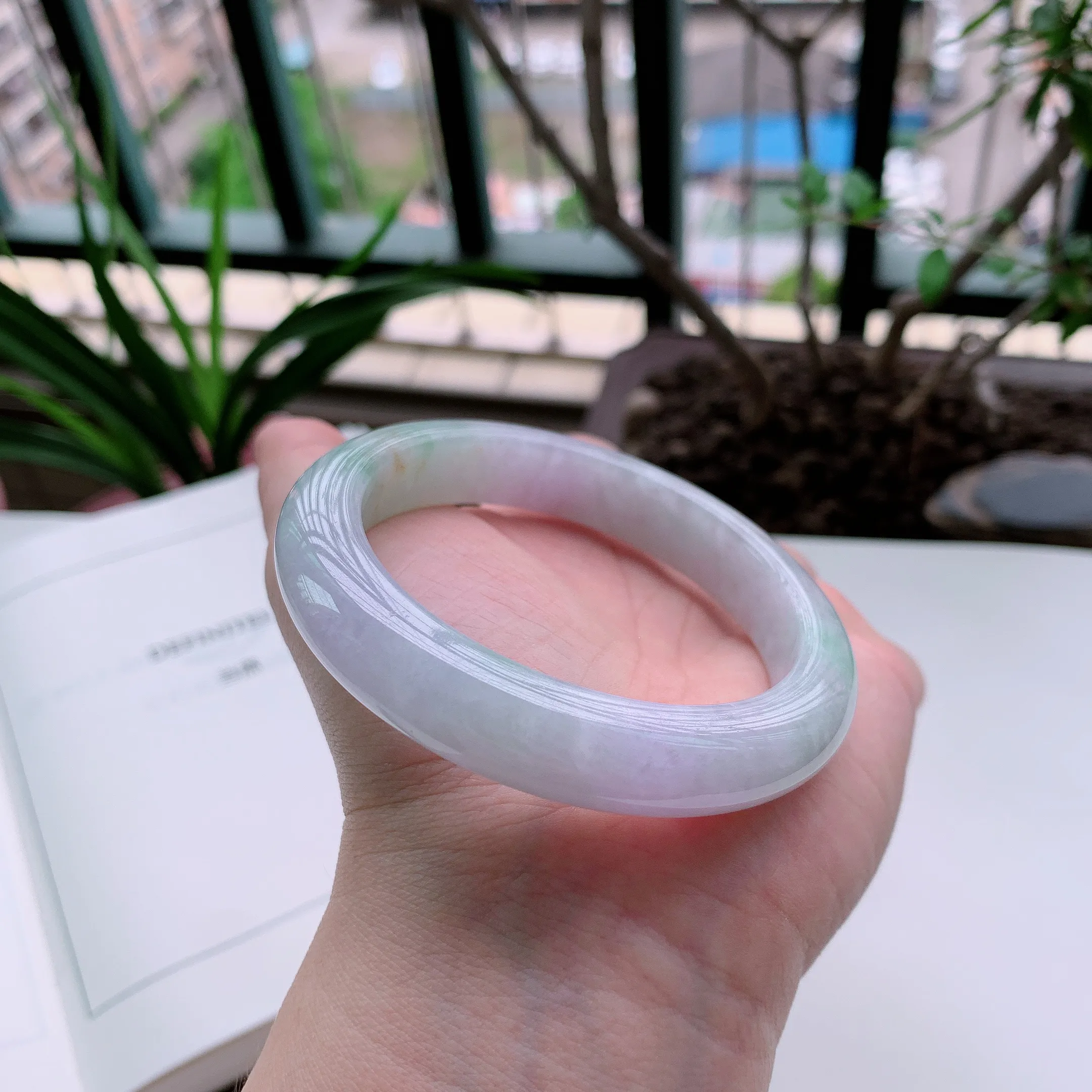 正圈56圈口，天然A货翡翠冰糯种春彩飘阳绿玉手镯，水润秀丽，飘花灵动，种水十足，视觉甜美可人，恰到好处的美，十分高雅耐看，条形优美，上手优雅大方。62.77