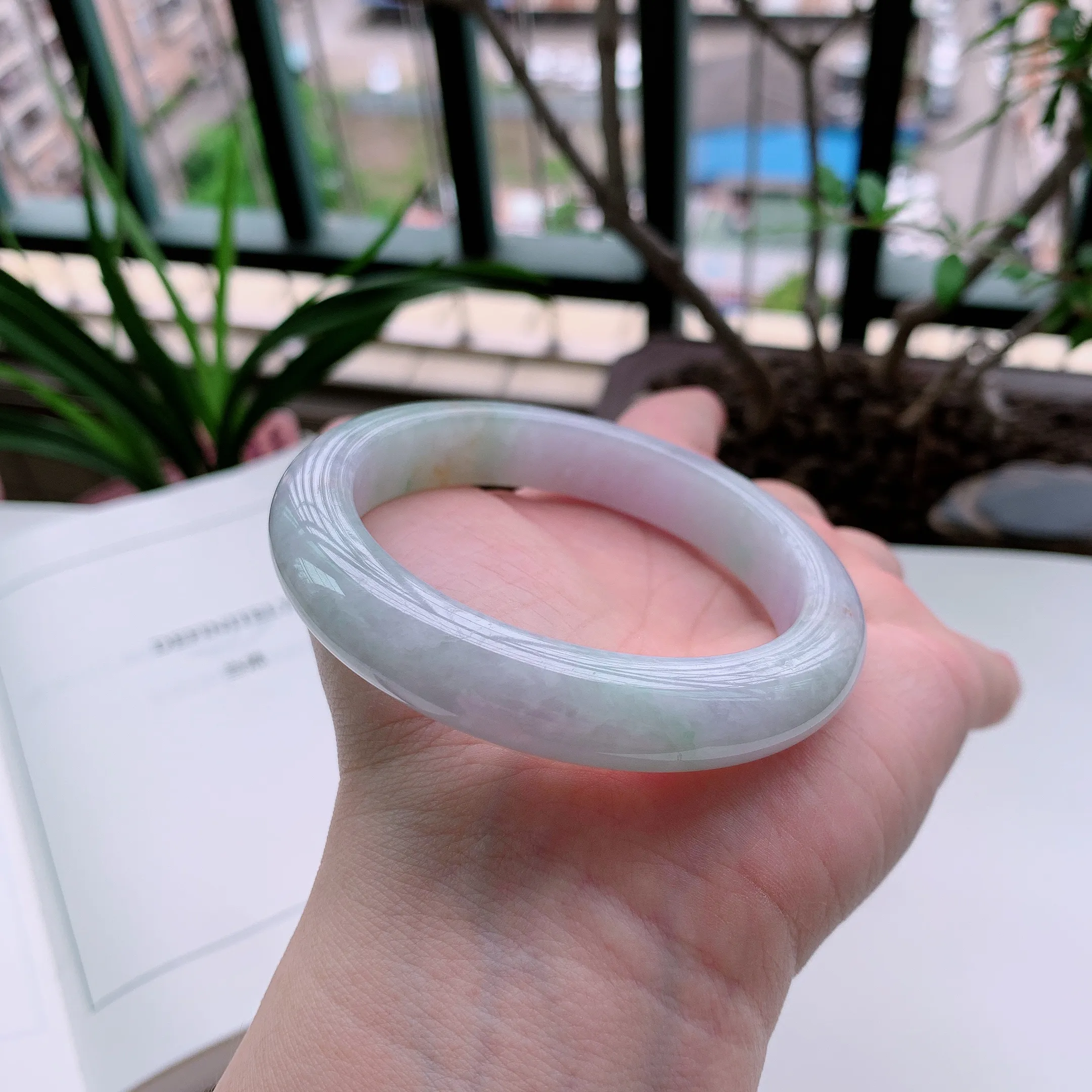 正圈56圈口，天然A货翡翠冰糯种春彩飘阳绿玉手镯，水润秀丽，飘花灵动，种水十足，视觉甜美可人，恰到好处的美，十分高雅耐看，条形优美，上手优雅大方。62.77