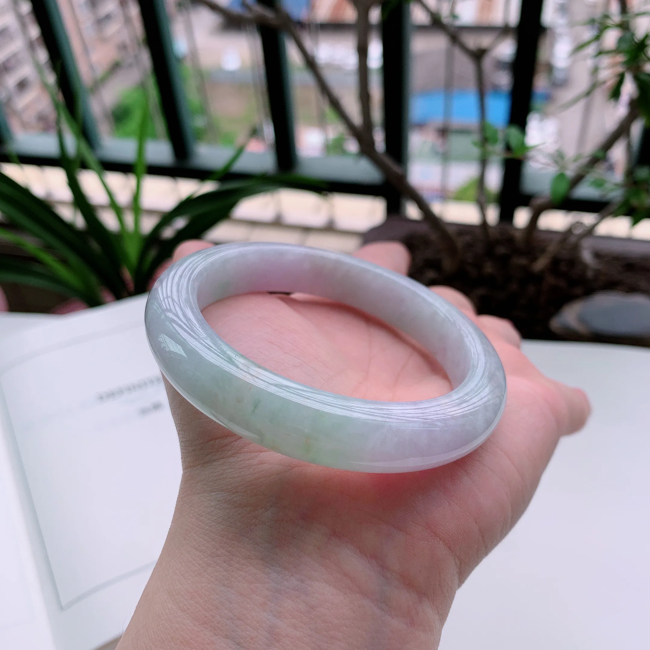 正圈56圈口，天然A货翡翠冰糯种春彩飘阳绿玉手镯，水润秀丽，飘花灵动，种水十足，视觉甜美可人，恰到好处的美，十分高雅耐看，条形优美，上手优雅大方。62.77