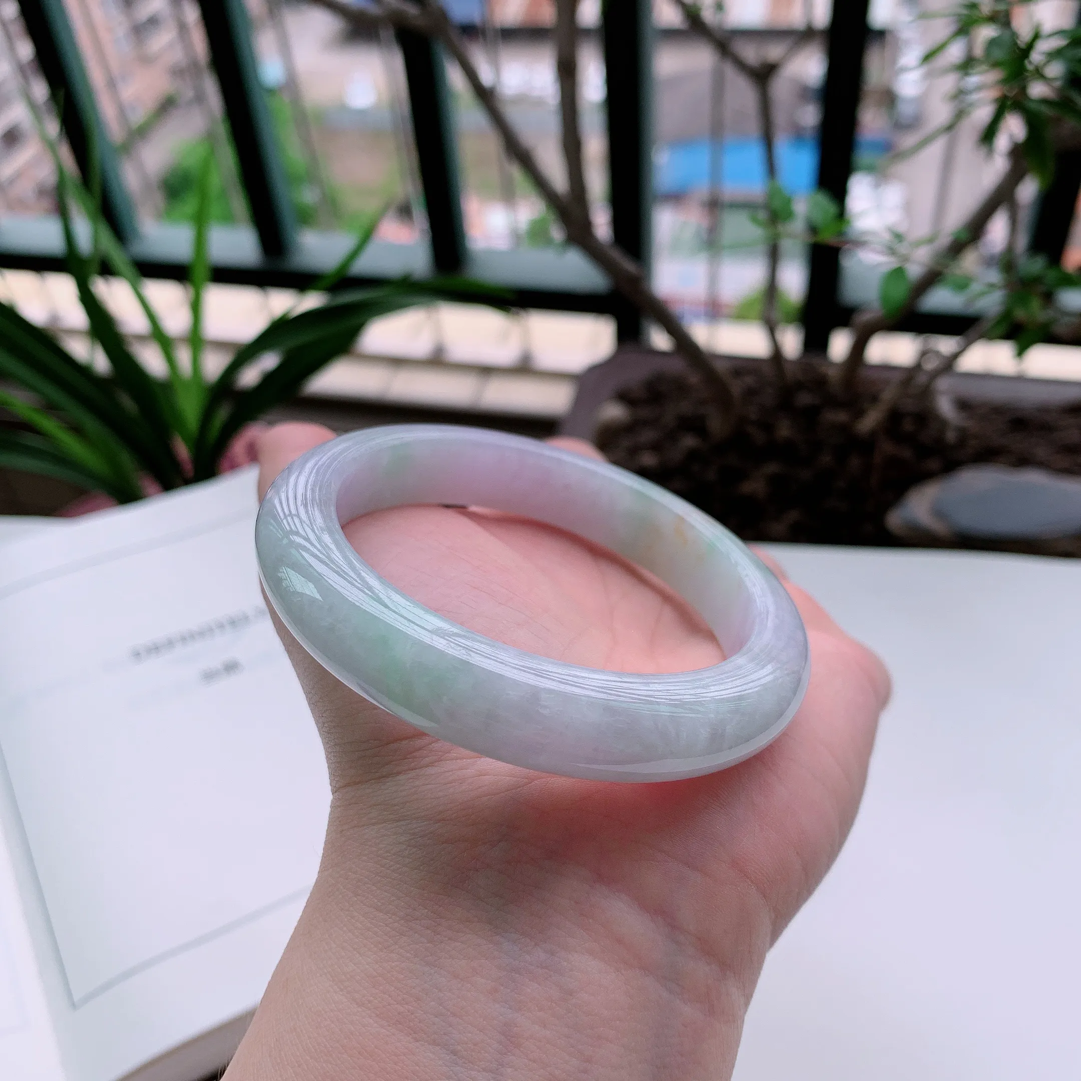 正圈56圈口，天然A货翡翠冰糯种春彩飘阳绿玉手镯，水润秀丽，飘花灵动，种水十足，视觉甜美可人，恰到好处的美，十分高雅耐看，条形优美，上手优雅大方。62.77