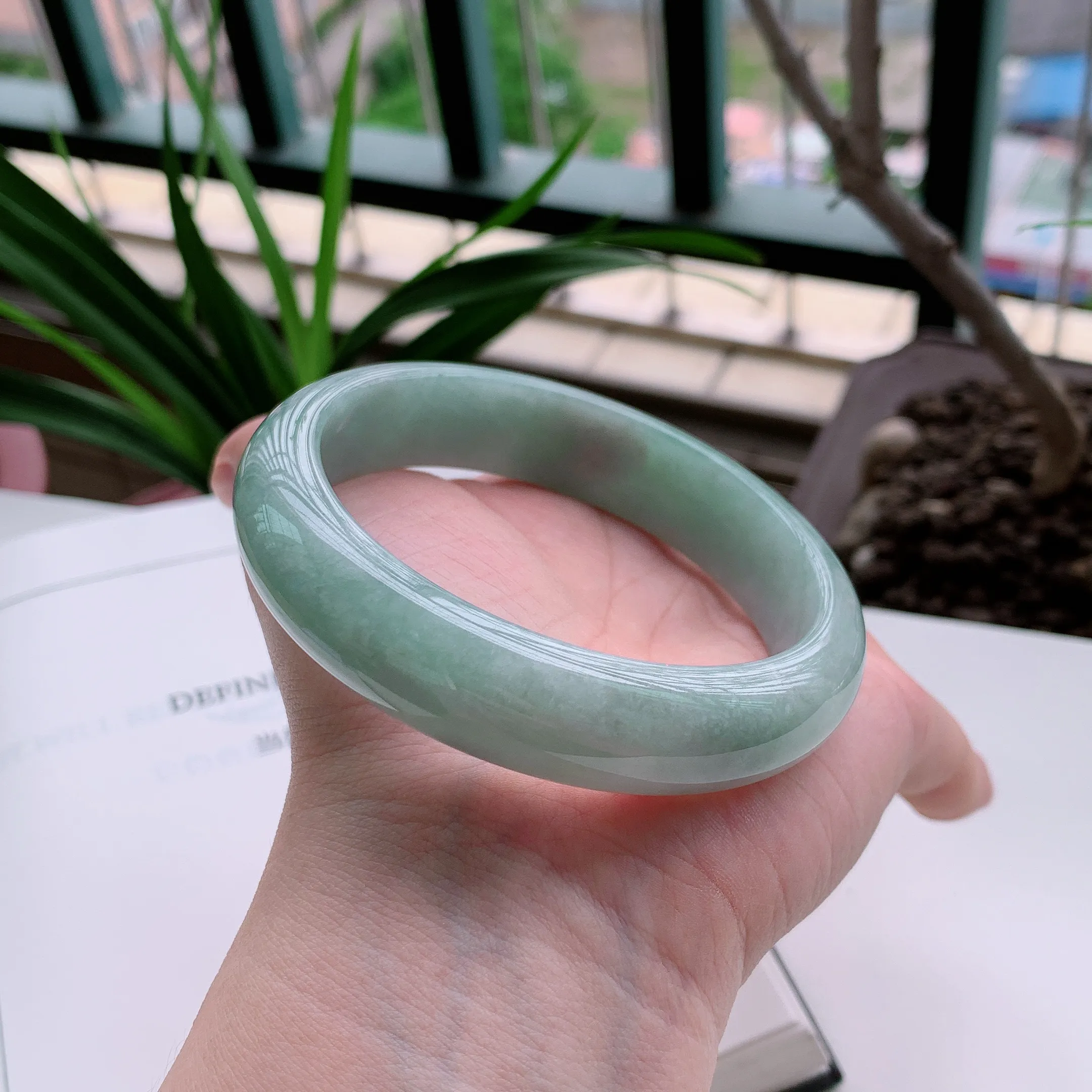 正圈63圈口，天然A货翡翠冰糯种飘绿玉手镯，水润秀丽，飘花灵动，种水十足，视觉甜美可人，恰到好处的美，十分高雅耐看，条形优美，上手优雅大方。78.60