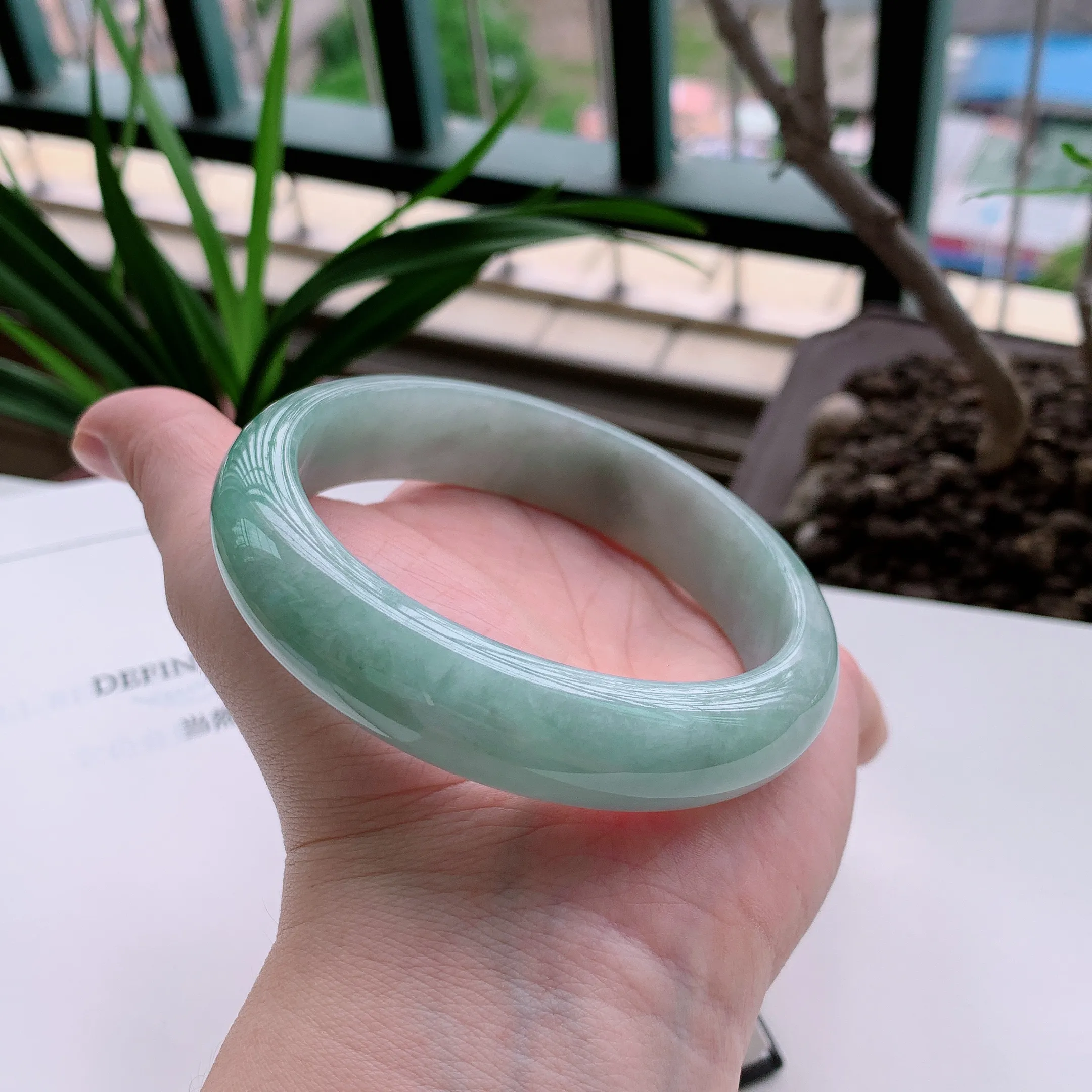 正圈63圈口，天然A货翡翠冰糯种飘绿玉手镯，水润秀丽，飘花灵动，种水十足，视觉甜美可人，恰到好处的