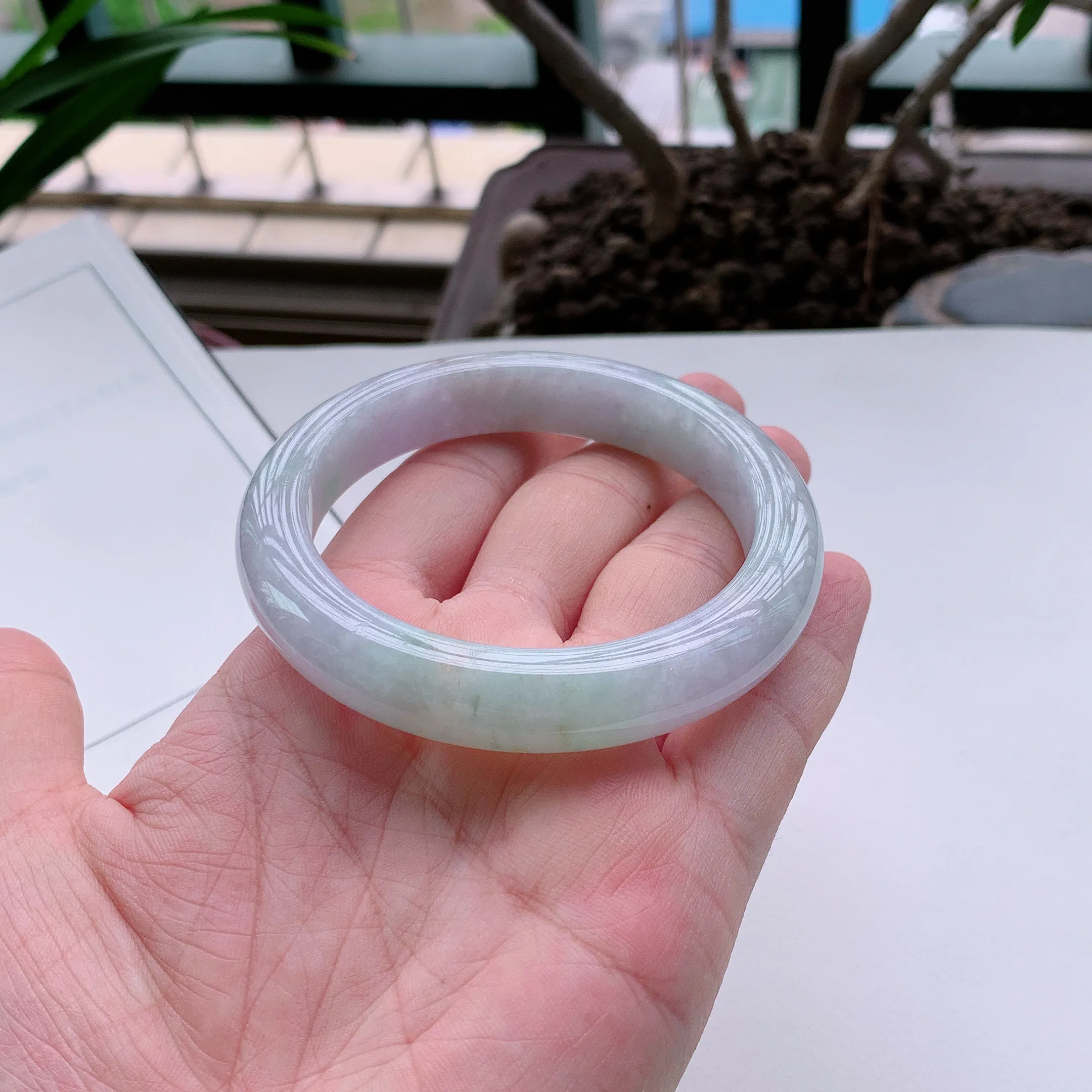 正圈56圈口，天然A货翡翠冰糯种春彩飘阳绿玉手镯，水润秀丽，飘花灵动，种水十足，视觉甜美可人，恰到好处的美，十分高雅耐看，条形优美，上手优雅大方。62.77