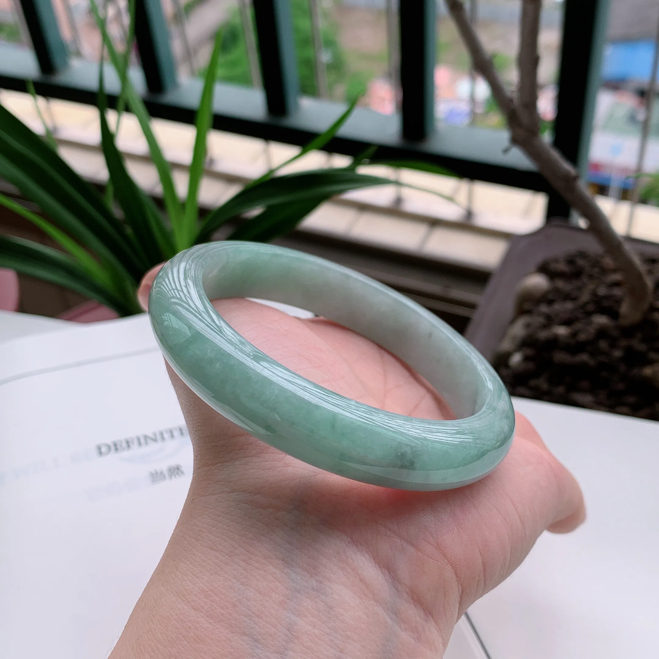 正圈63圈口，天然A货翡翠冰糯种飘绿玉手镯，水润秀丽，飘花灵动，种水十足，视觉甜美可人，恰到好处的美，十分高雅耐看，条形优美，上手优雅大方。72.02