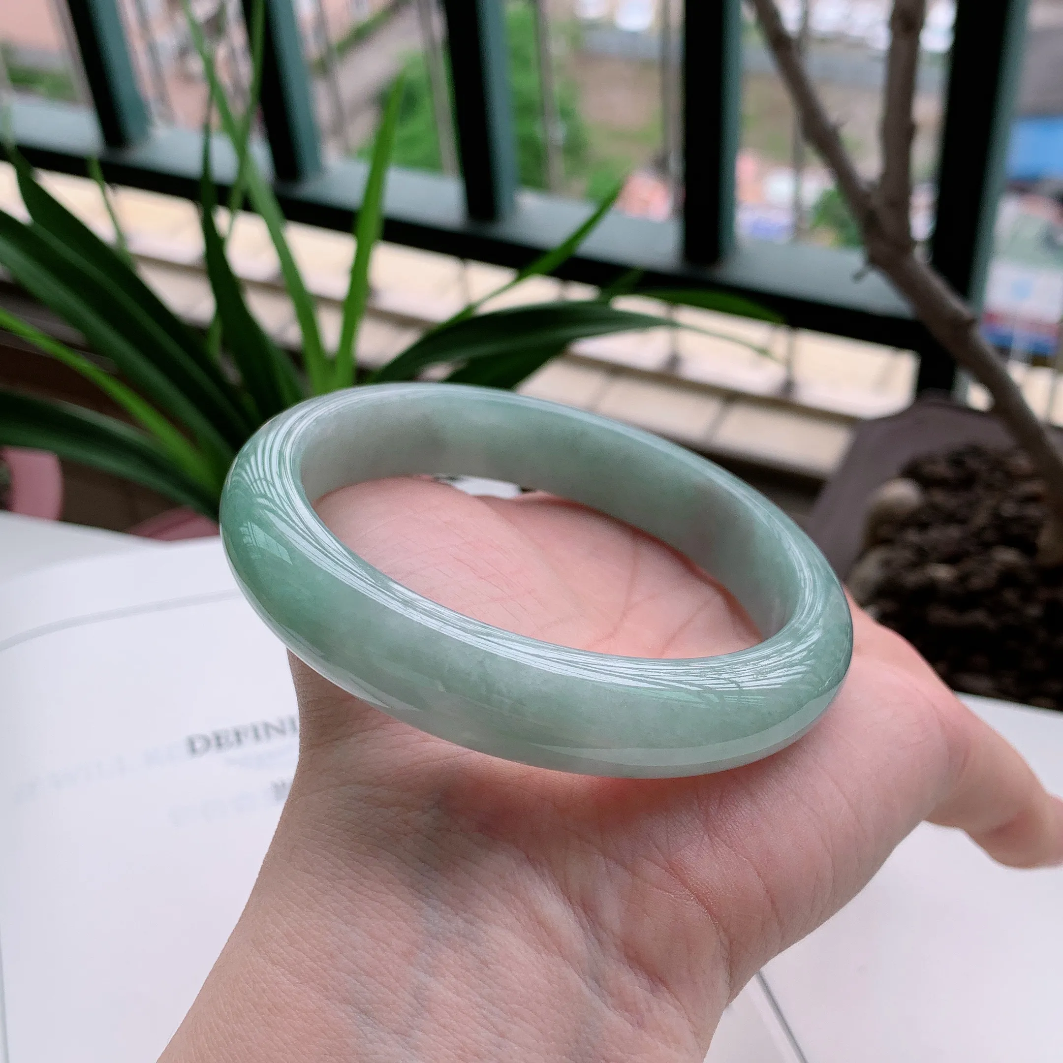 正圈63圈口，天然A货翡翠冰糯种飘绿玉手镯，水润秀丽，飘花灵动，种水十足，视觉甜美可人，恰到好处的美，十分高雅耐看，条形优美，上手优雅大方。72.02