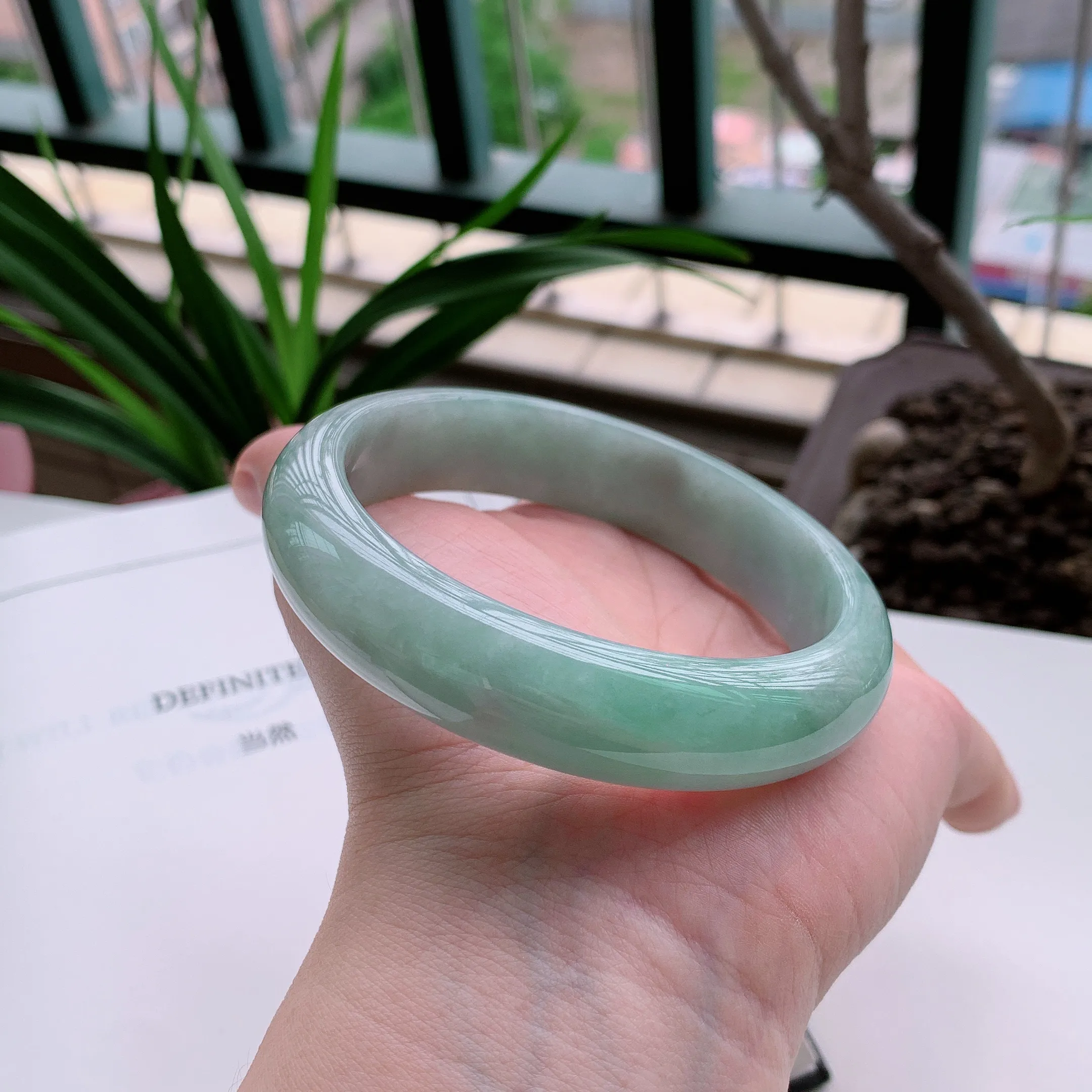 正圈63圈口，天然A货翡翠冰糯种飘绿玉手镯，水润秀丽，飘花灵动，种水十足，视觉甜美可人，恰到好处的美，十分高雅耐看，条形优美，上手优雅大方。78.60