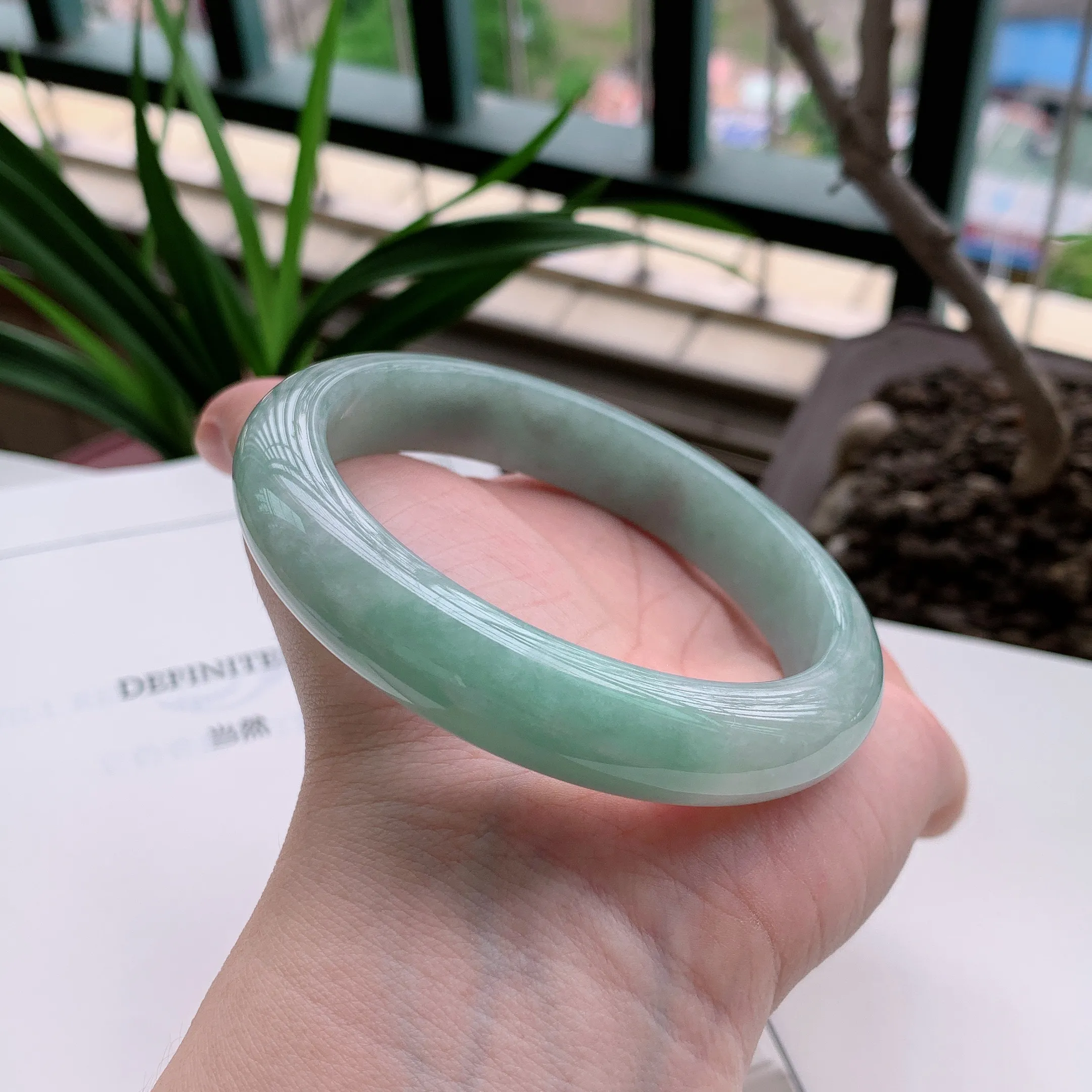 正圈63圈口，天然A货翡翠冰糯种飘绿玉手镯，水润秀丽，飘花灵动，种水十足，视觉甜美可人，恰到好处的