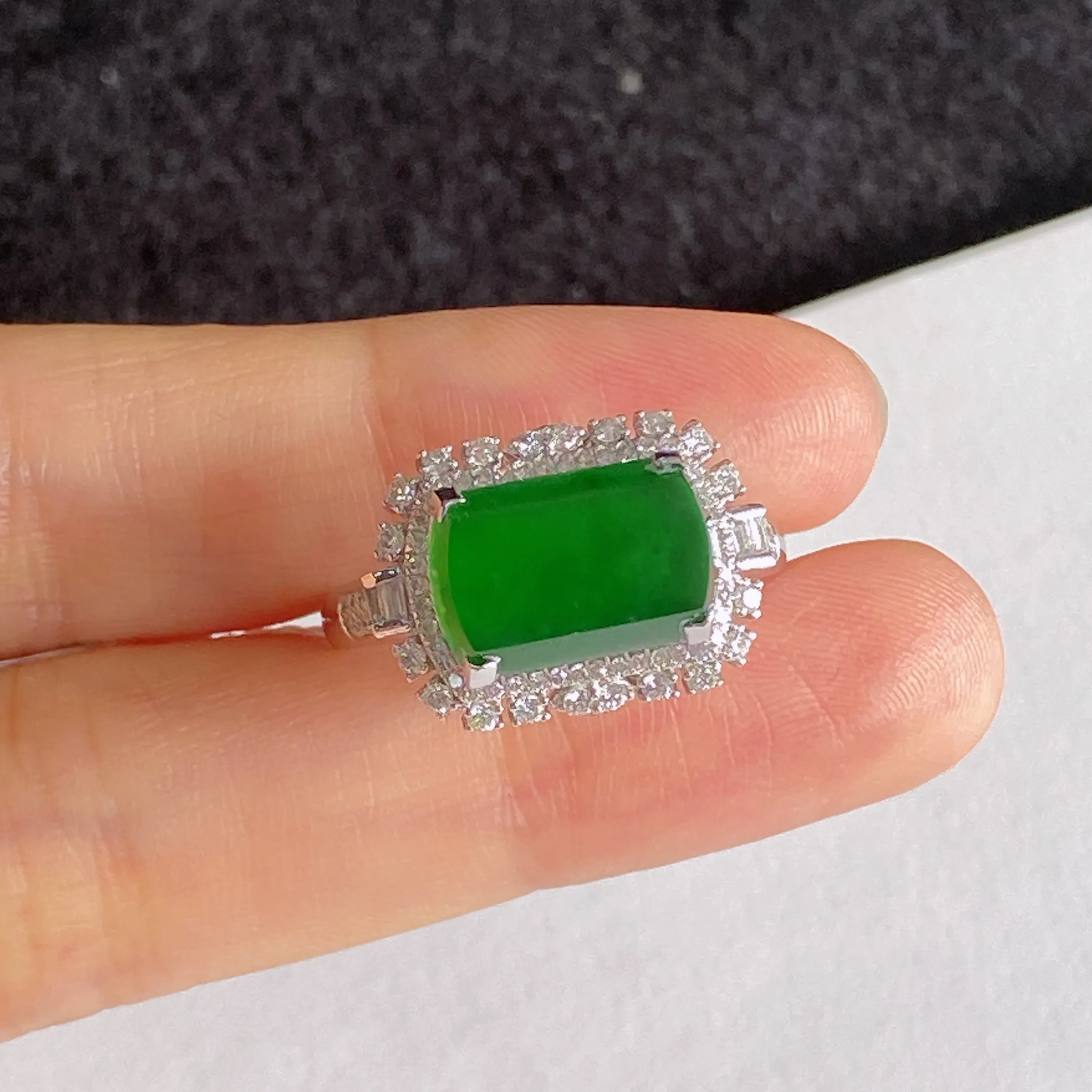 翡翠冰糯种绿色戒指，印记：Au750