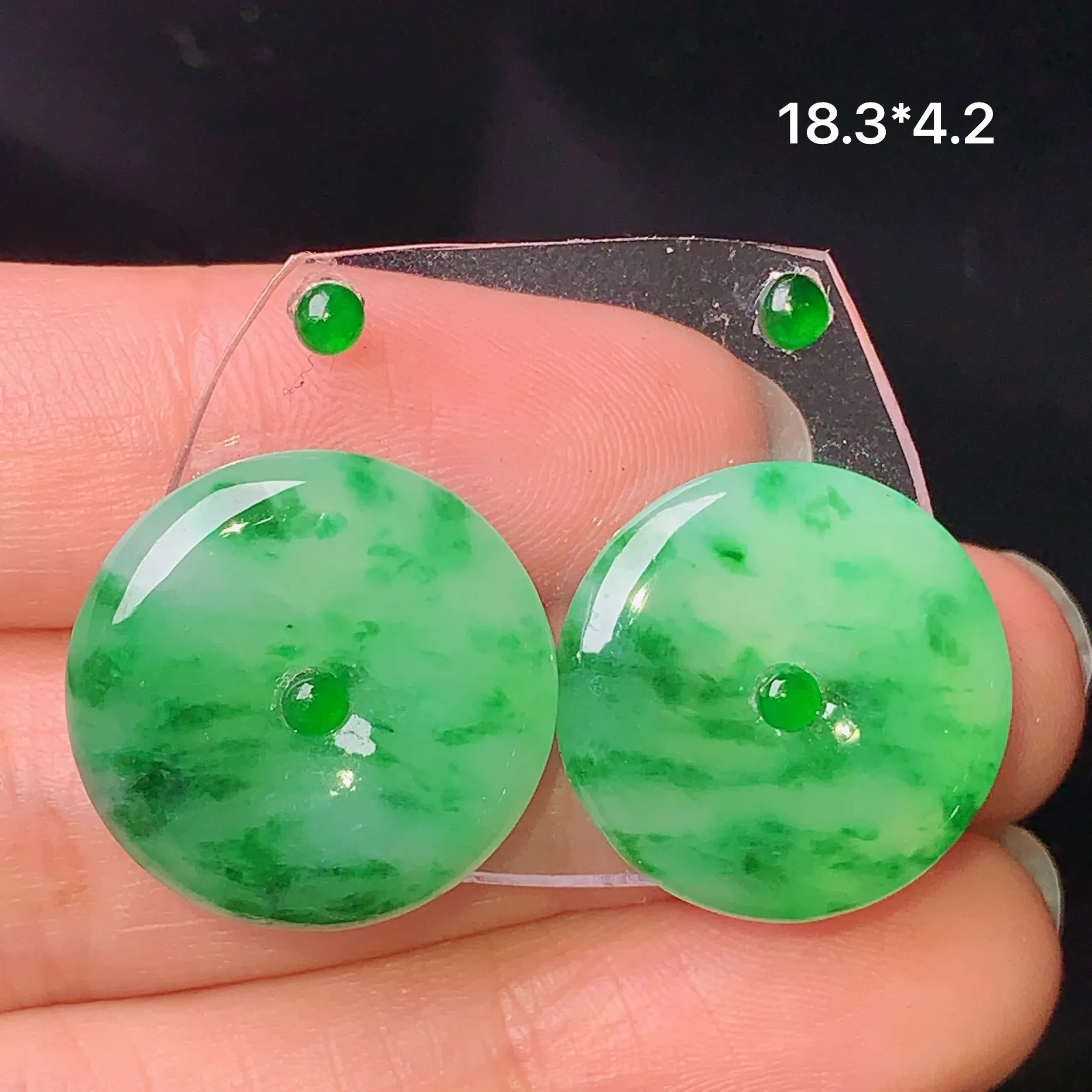 镶嵌款 翠绿平安扣一对 玉质细腻 水润透亮 色泽艳丽 搭配绿色小蛋面 整体尺寸18.3*4.2