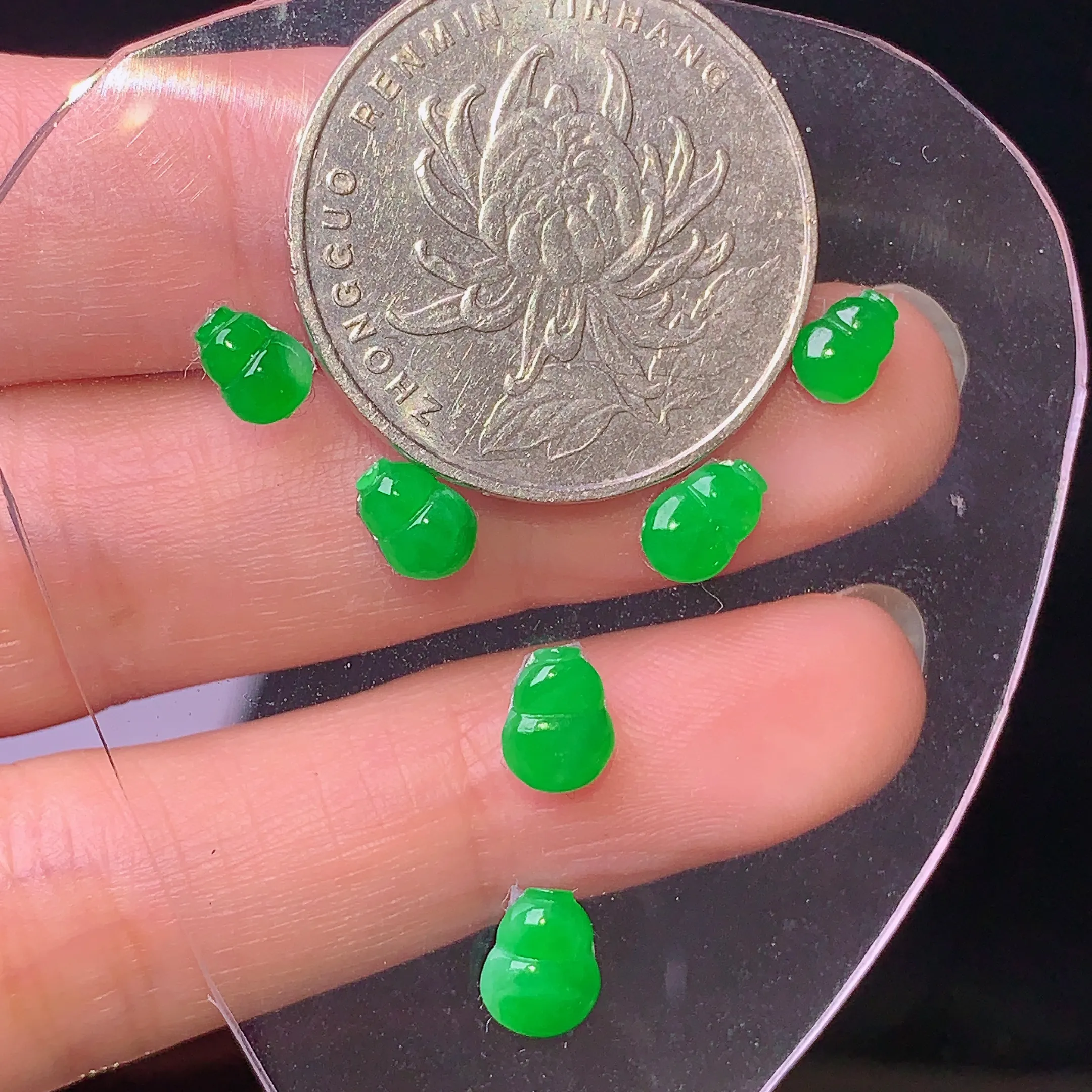 镶嵌款 满绿葫芦一手 玉质细腻 水润透亮 色泽艳丽 搭配绿色小蛋面 取一尺寸6.7*5.5*2.3