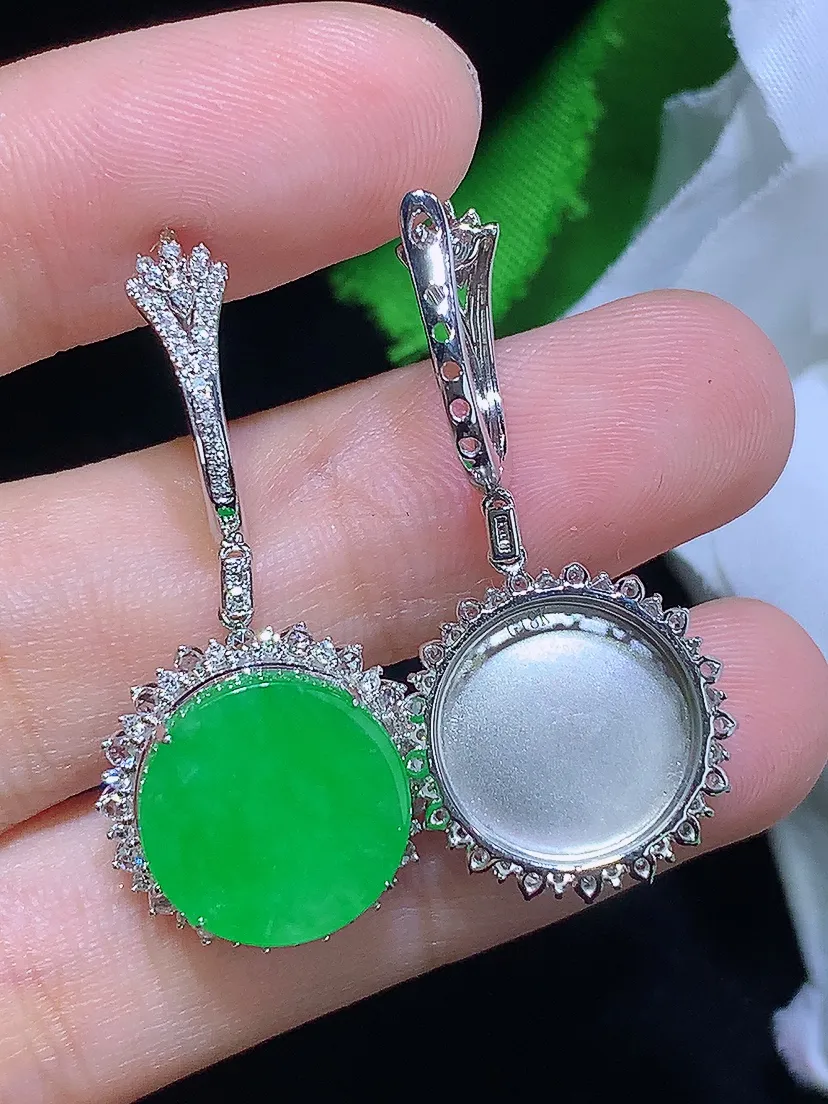 满绿圆牌耳环，18k金镶嵌，冰润细腻，佩戴效果出众，整体尺寸：31.4-15.4-6