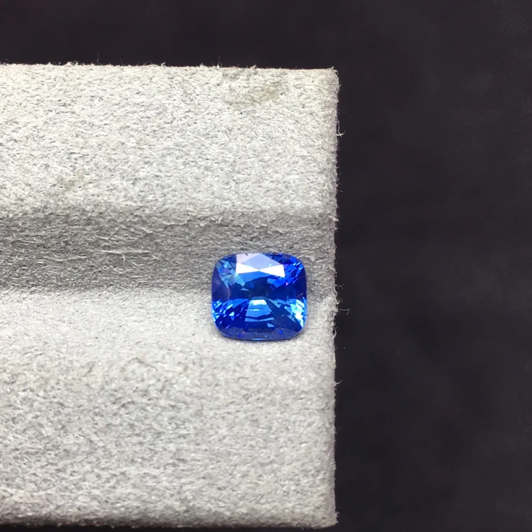【蓝宝石宝石戒面裸石】1.29克拉 天然皇家蓝蓝宝石戒面裸石，尺寸：6*5.5*3.8，玻璃体，火彩