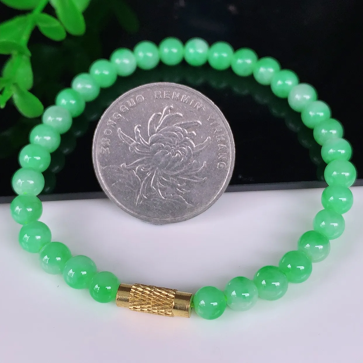 自然光实拍，冰润飘绿圆珠翡翠手串手链，种老水足，冰清玉润，颜色漂亮，取一尺寸5.5mm