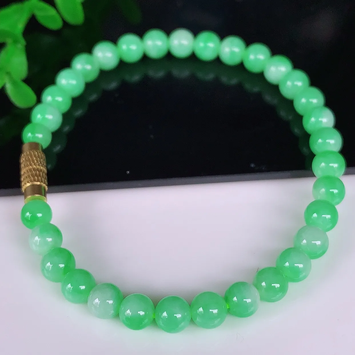 自然光实拍，冰润飘绿圆珠翡翠手串手链，种老水足，冰清玉润，颜色漂亮，取一尺寸5.5mm