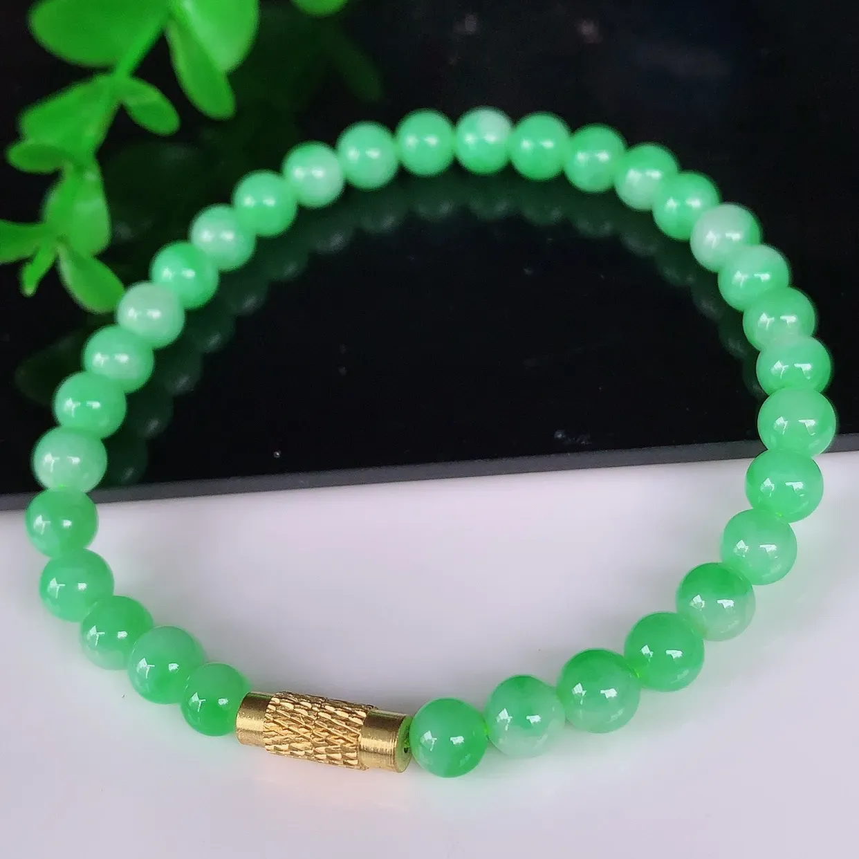 自然光实拍，冰润飘绿圆珠翡翠手串手链，种老水足，冰清玉润，颜色漂亮，取一尺寸5.5mm