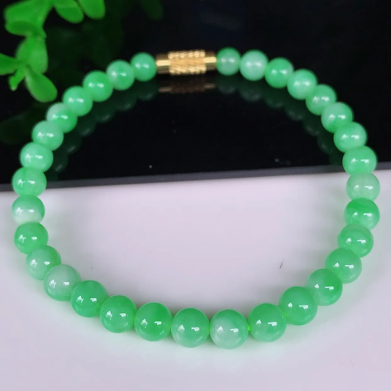 自然光实拍，冰润飘绿圆珠翡翠手串手链，种老水足，冰清玉润，颜色漂亮，取一尺寸5.5mm