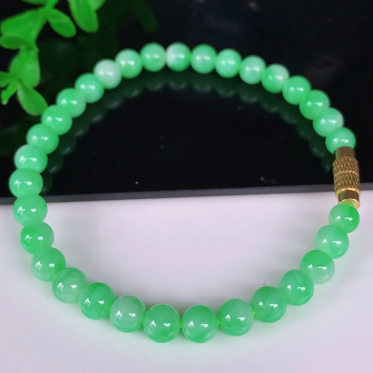 自然光实拍，冰润飘绿圆珠翡翠手串手链，种老水足，冰清玉润，颜色漂亮，取一尺寸5.5mm