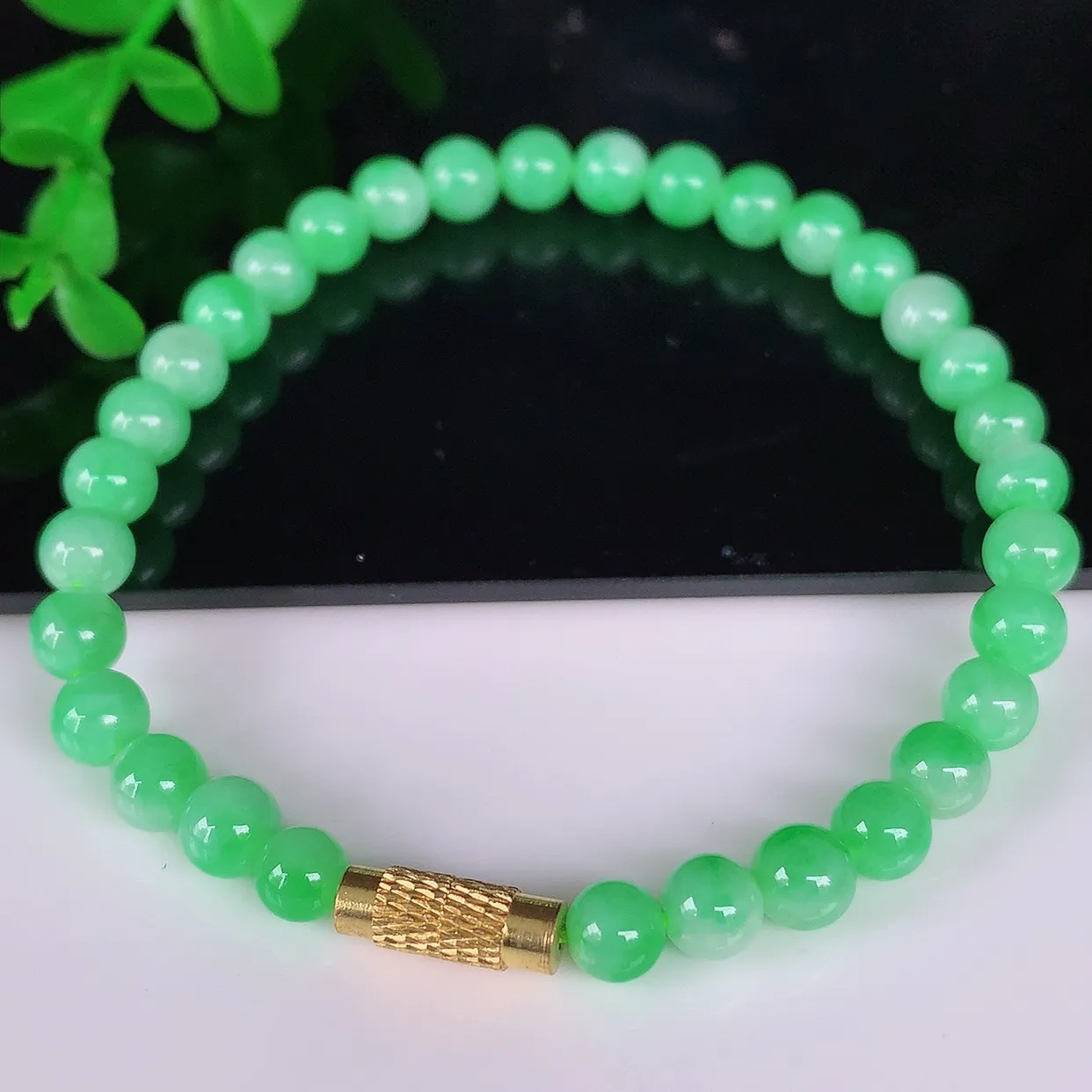 自然光实拍，冰润飘绿圆珠翡翠手串手链，种老水足，冰清玉润，颜色漂亮，取一尺寸5.5mm